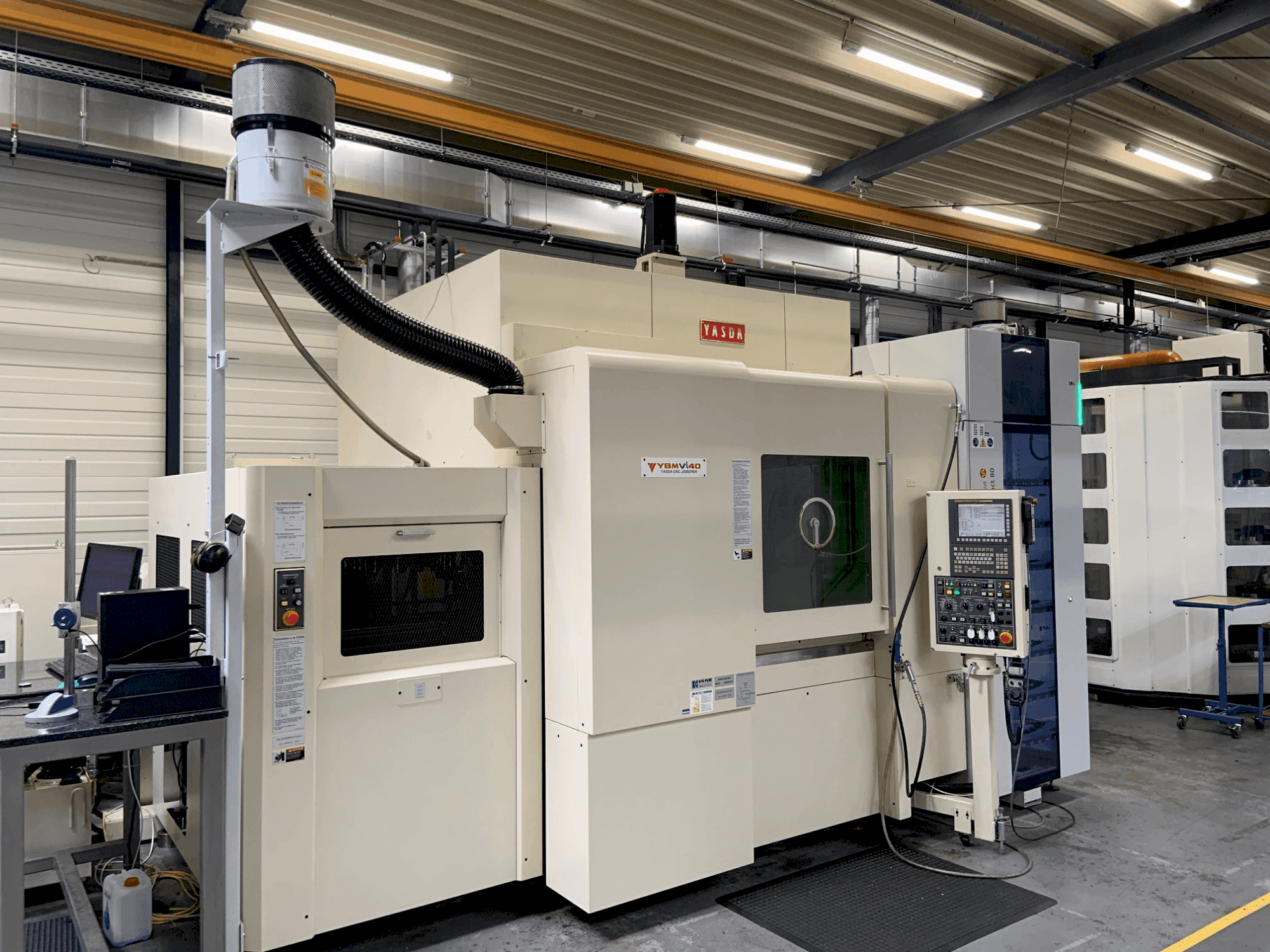 Čelní pohled na YASDA YBM Vi40 stroj