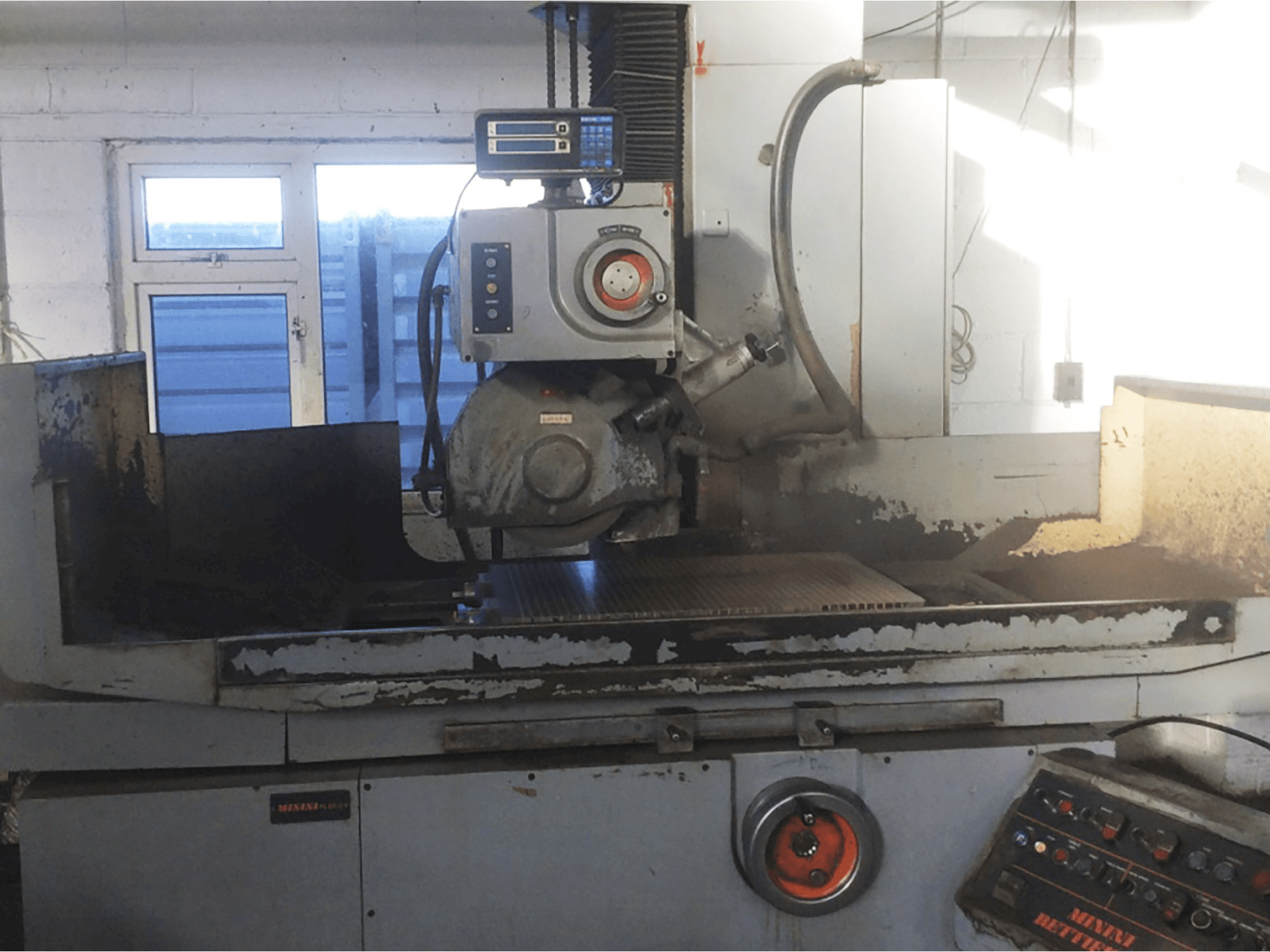 Čelní pohled na Minini PL65.8 stroj