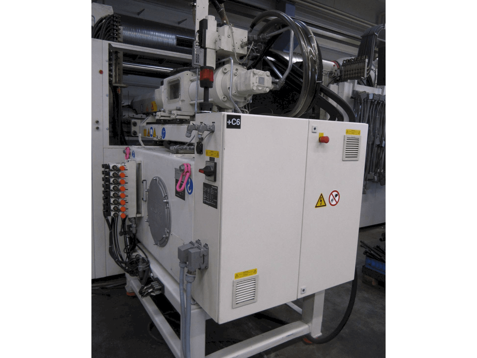 Čelní pohled na Krauss Maffei 750 BO L stroj