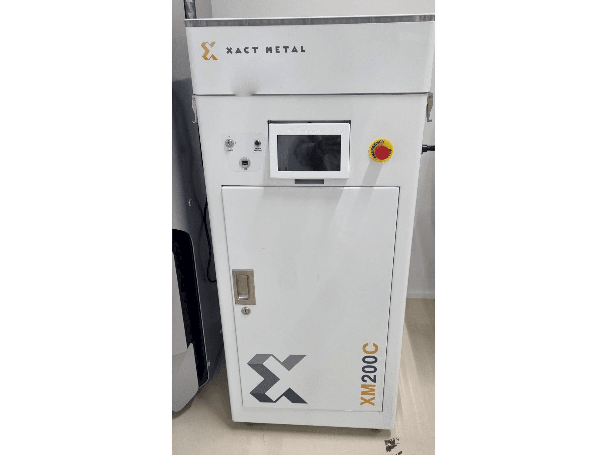 Čelní pohled na XACT METAL XM200C-E stroj