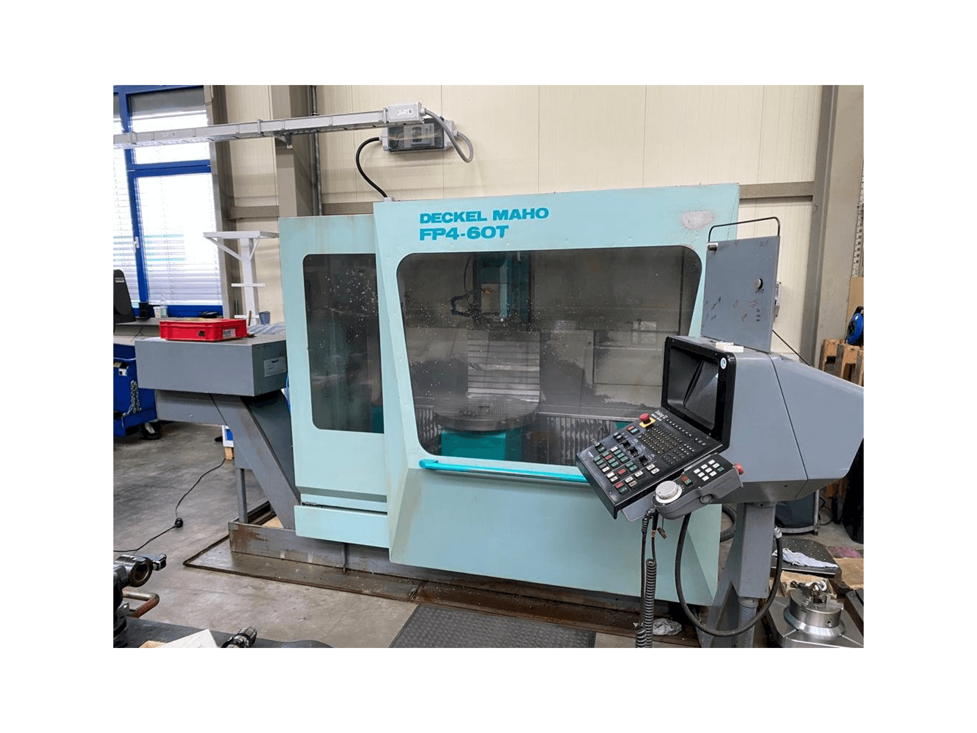 Čelní pohled na DECKEL MAHO FP4-60 T stroj