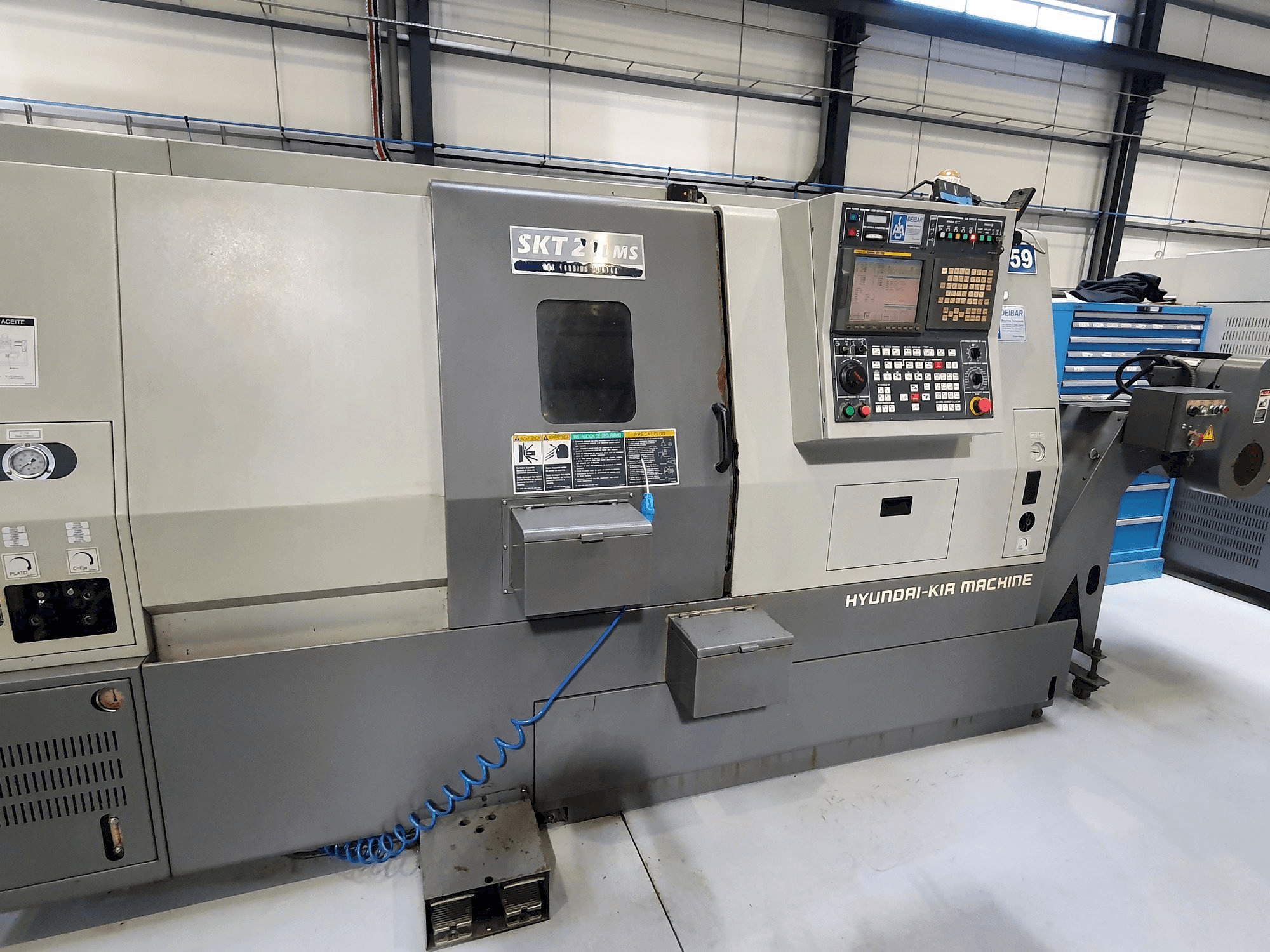 Čelní pohled na Hyundai SKT21LMS stroj