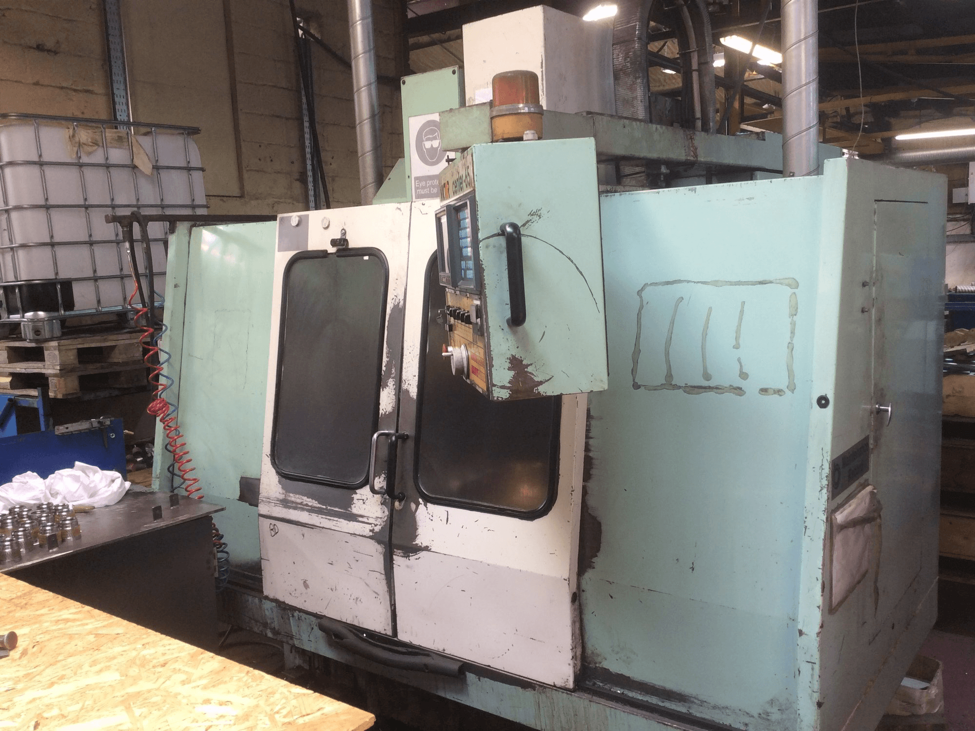 Čelní pohled na Victor V Center-65 stroj