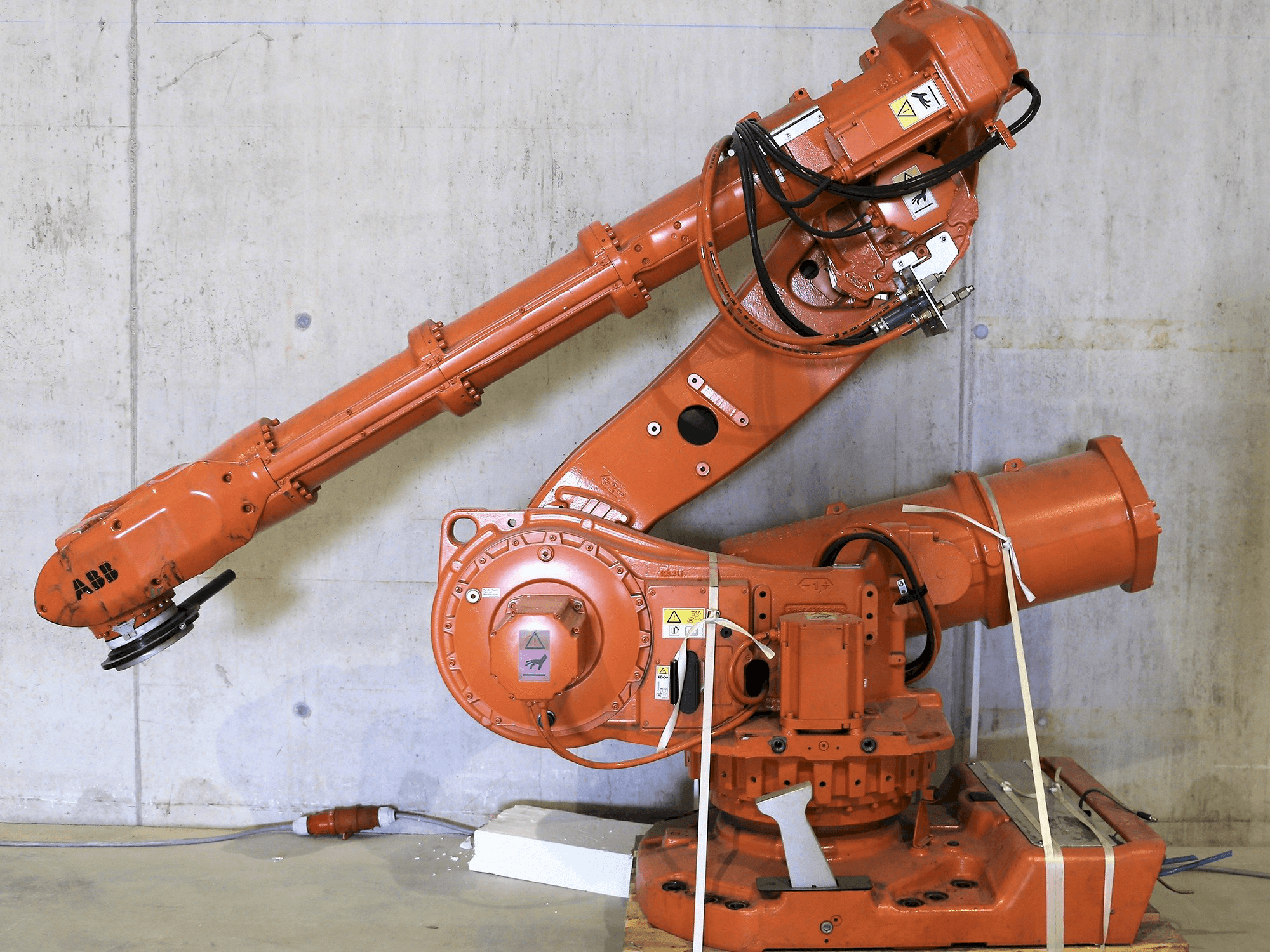 Čelní pohled na ABB 6650 stroj