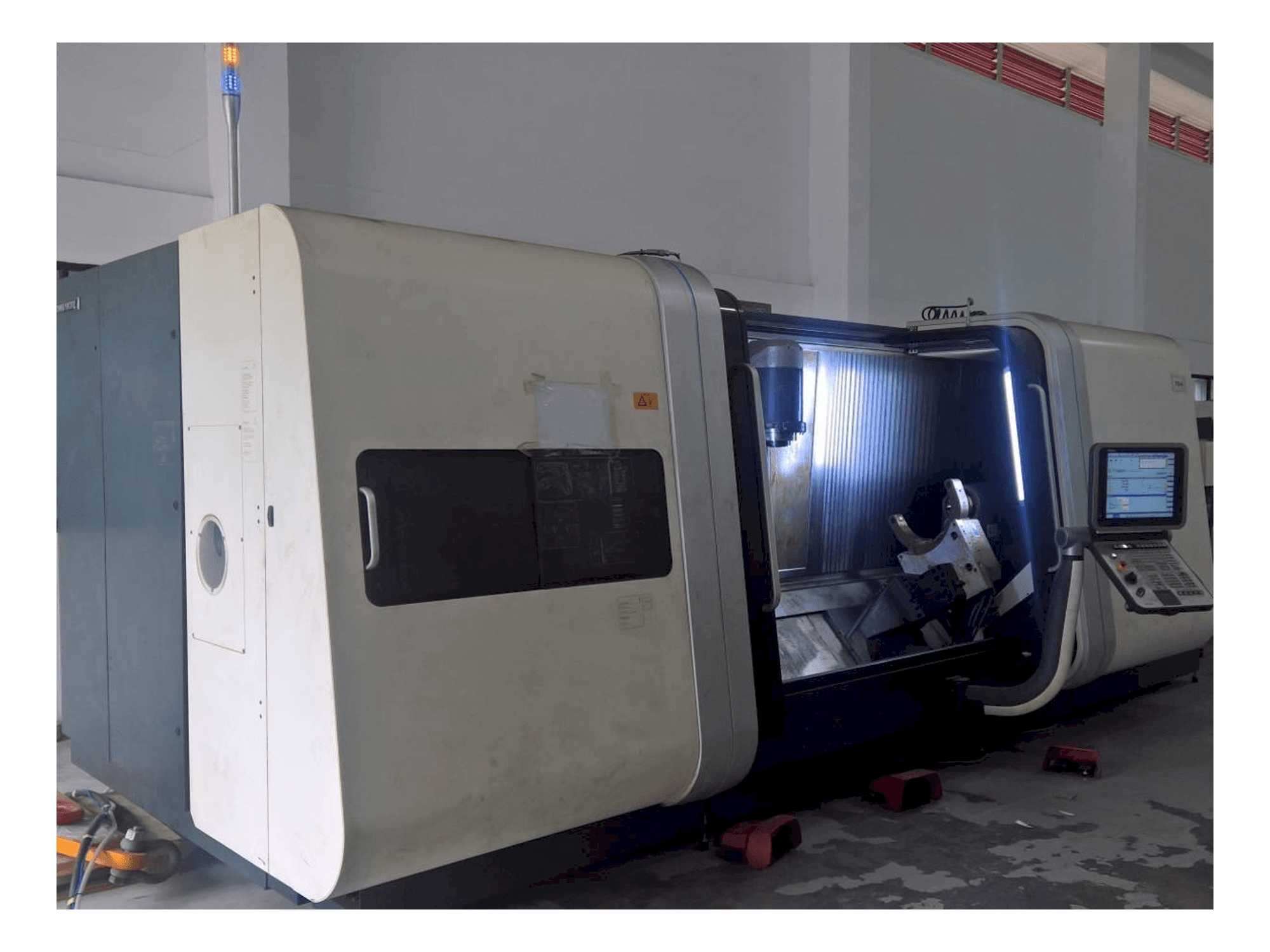Čelní pohled na DMG MORI CTX Beta 2000 TC stroj