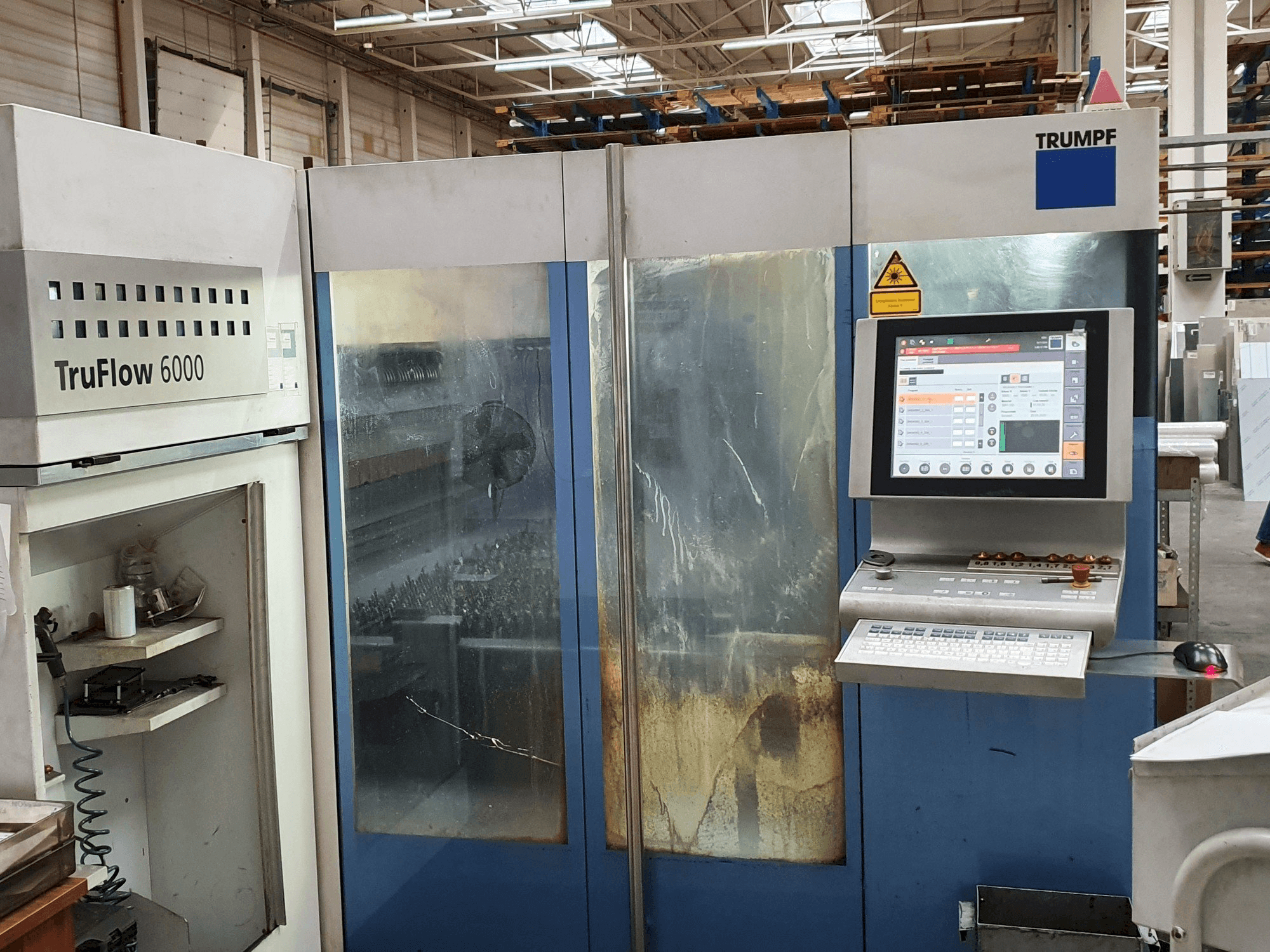 Čelní pohled na Trumpf TruLaser 3030 stroj