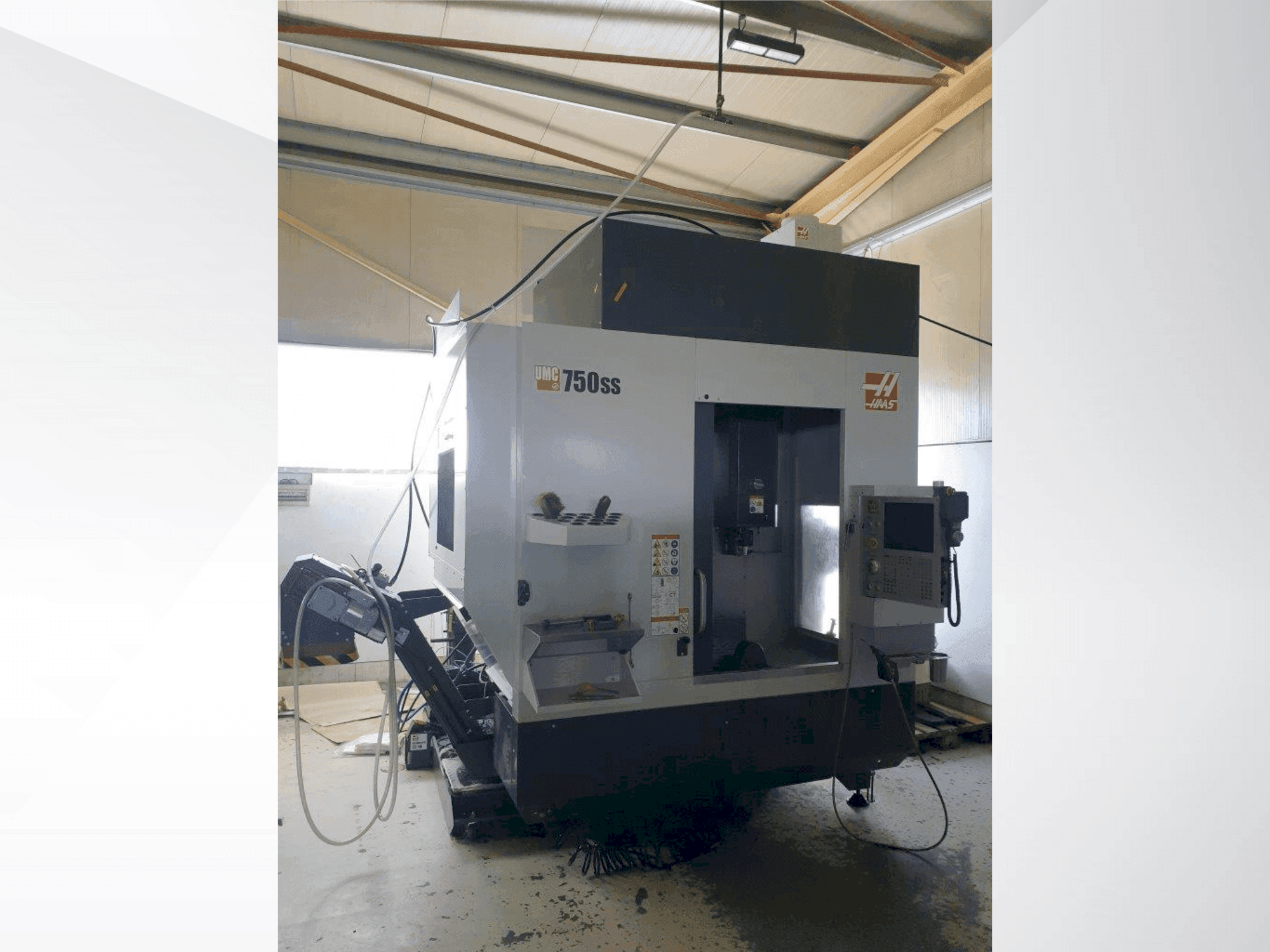 Čelní pohled na HAAS UMC-750SS stroj