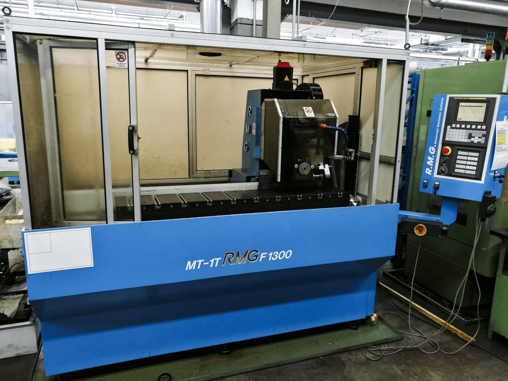 Čelní pohled na RMG MT-1T-F 1300 stroj