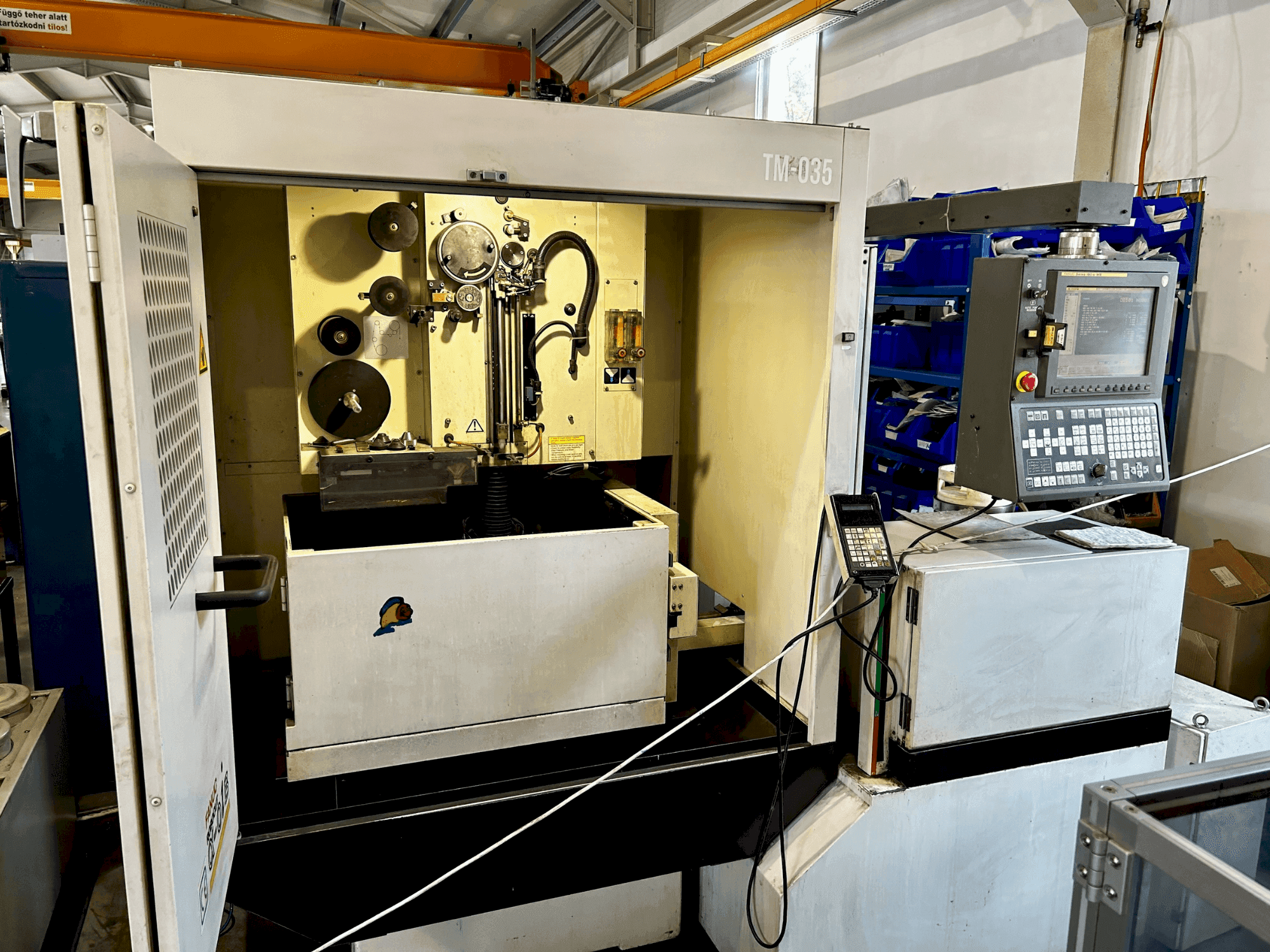 Čelní pohled na FANUC Robocut α-0iB stroj