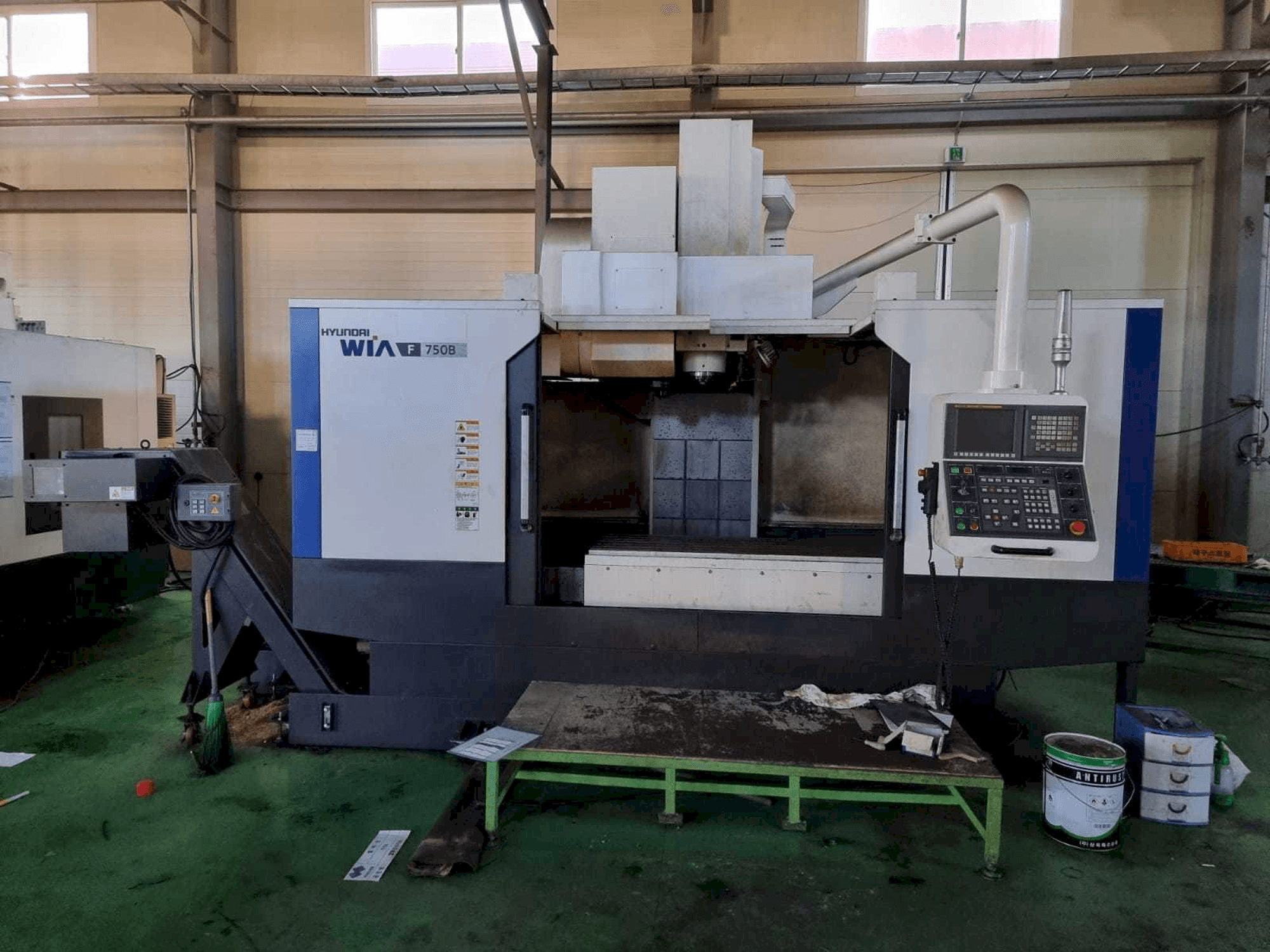 Čelní pohled na Hyundai Wia F750B stroj