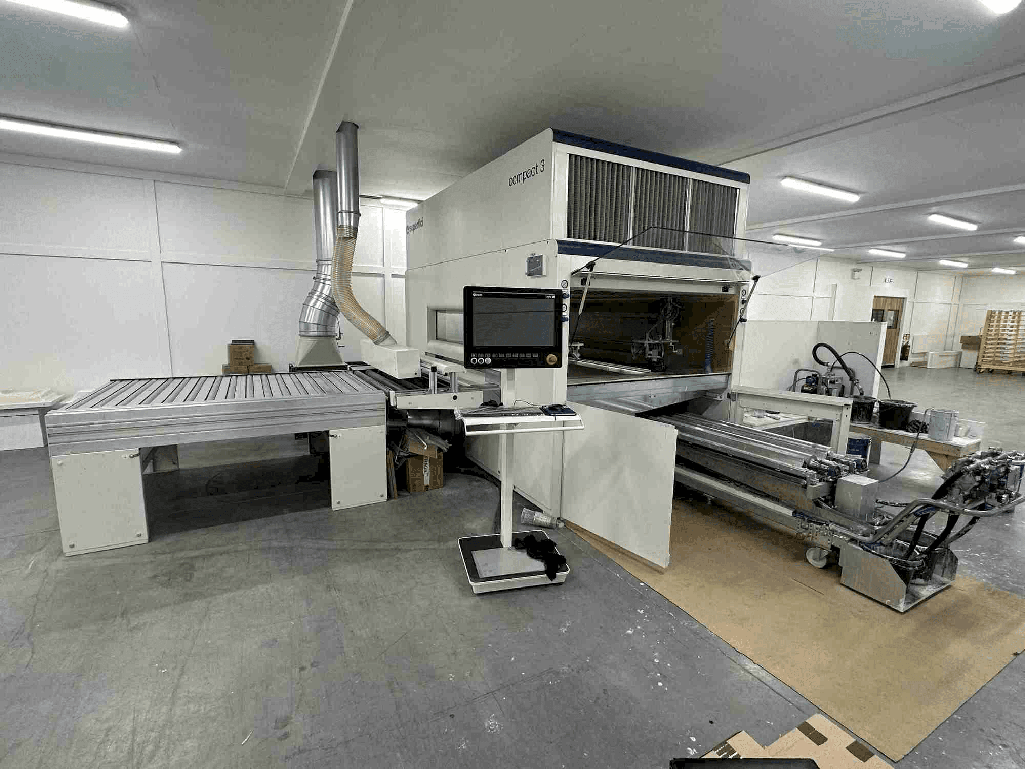 Čelní pohled na SUPERFICI Compact 3 R stroj