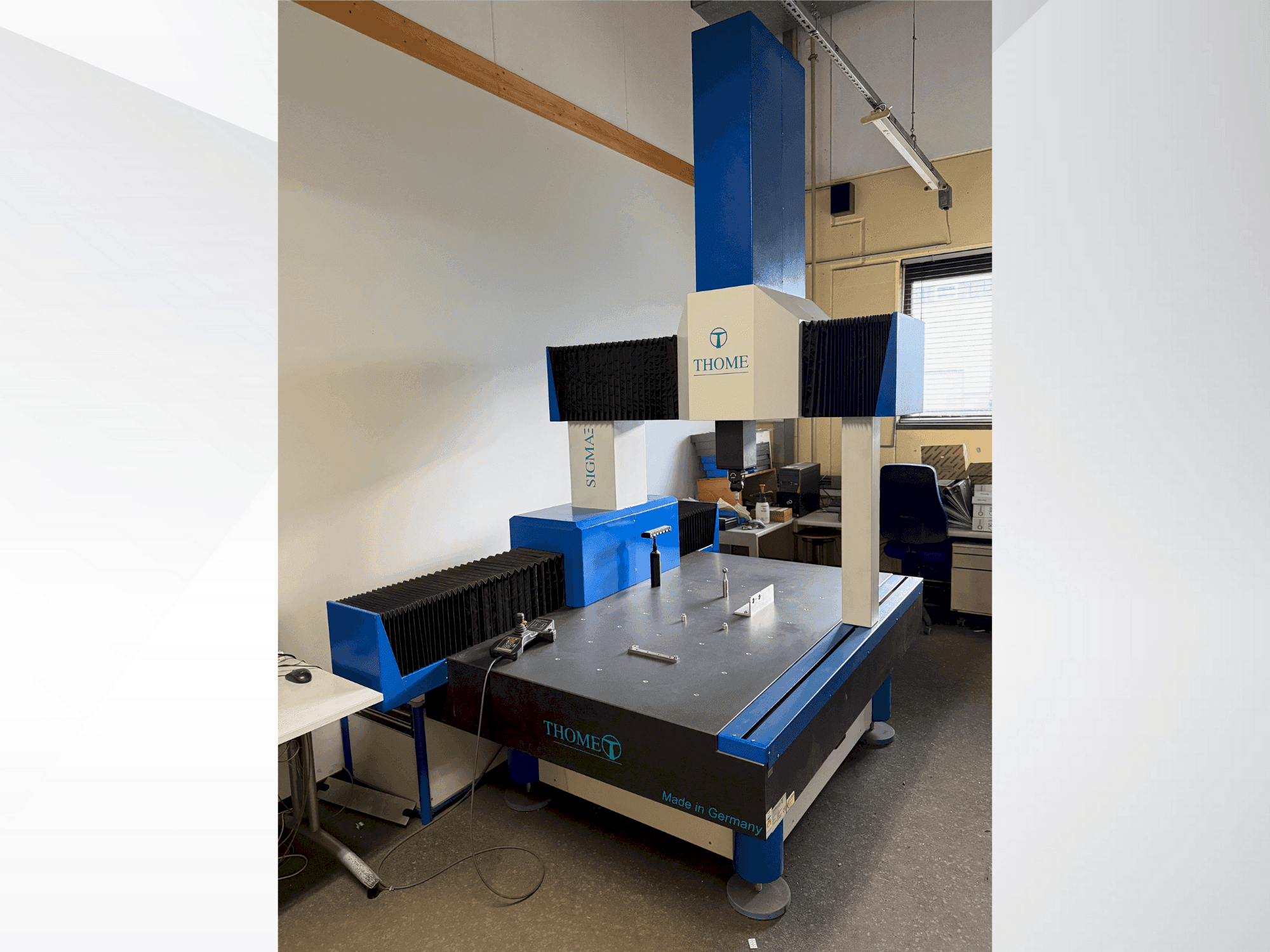 Čelní pohled na THOME Prazision 3D Sigma stroj