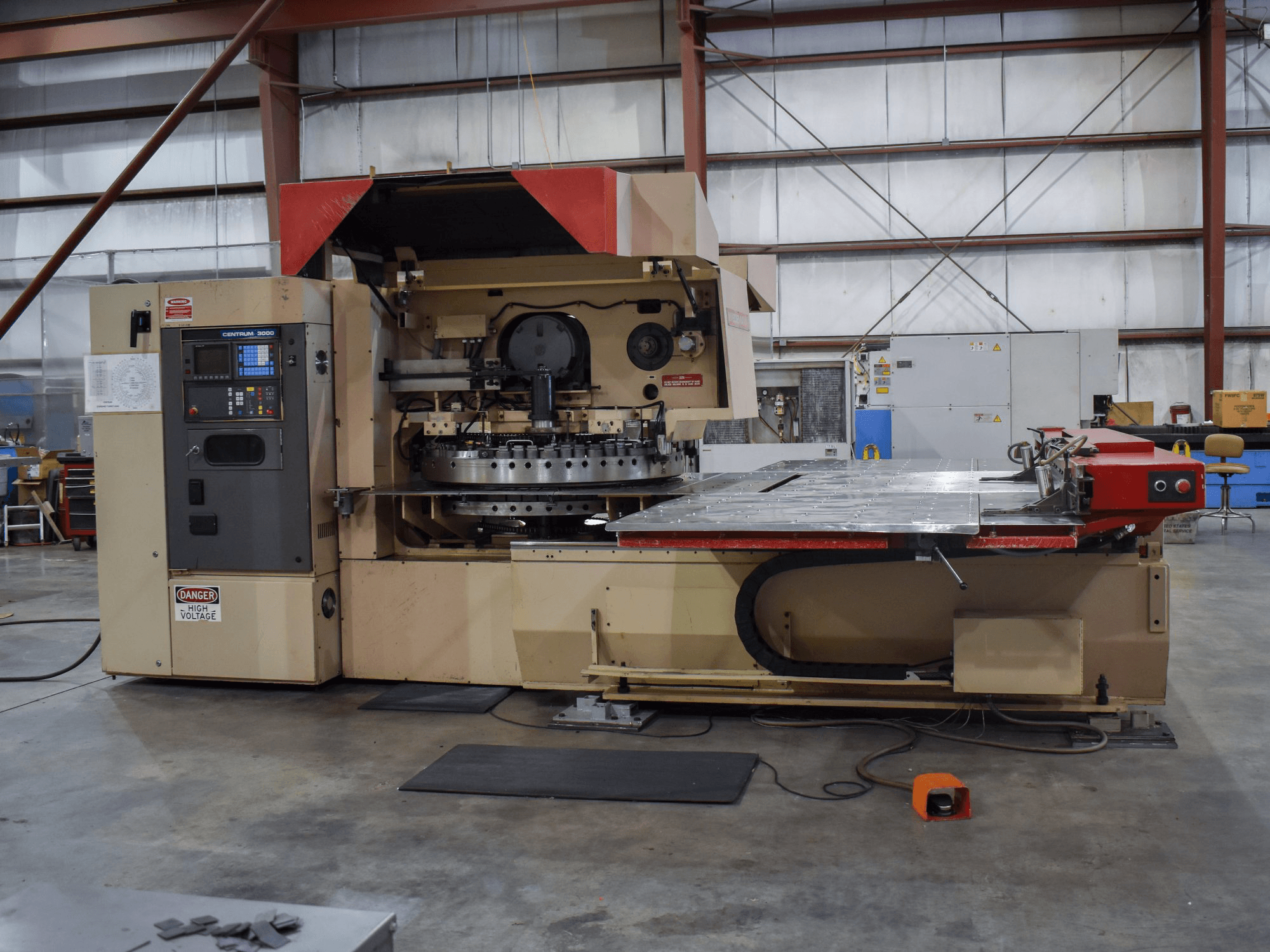 Čelní pohled na Murata Wiedemann C-3000/Q stroj