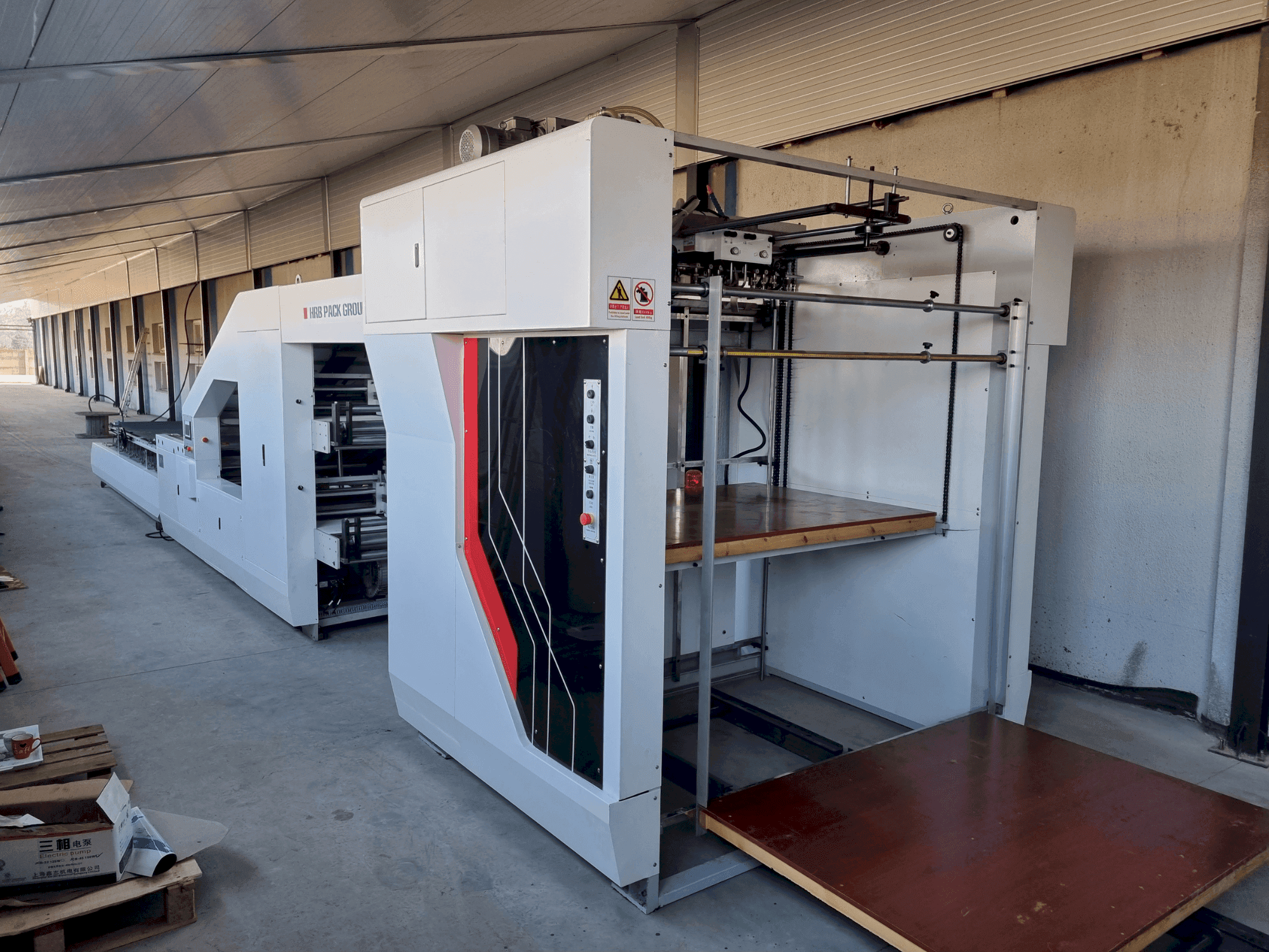 Čelní pohled na HRB HRB-1450F stroj