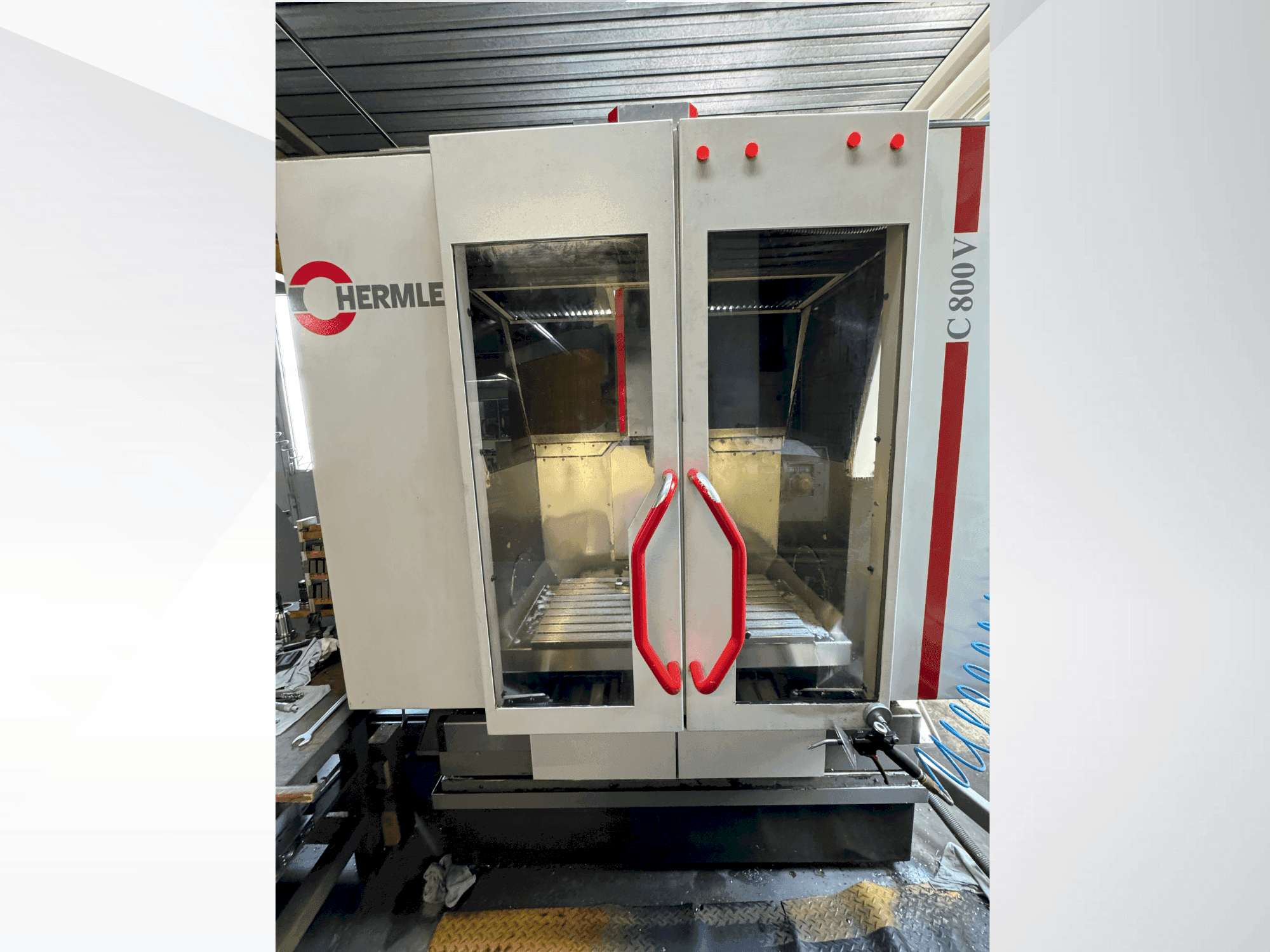 Čelní pohled na HERMLE C 800 V stroj