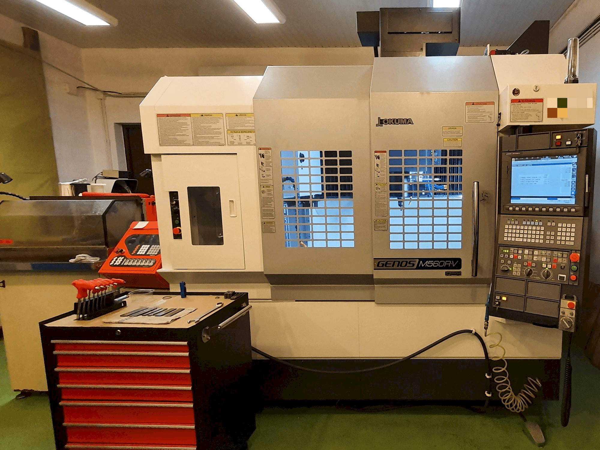 Čelní pohled na Okuma GENOS M560R-V stroj