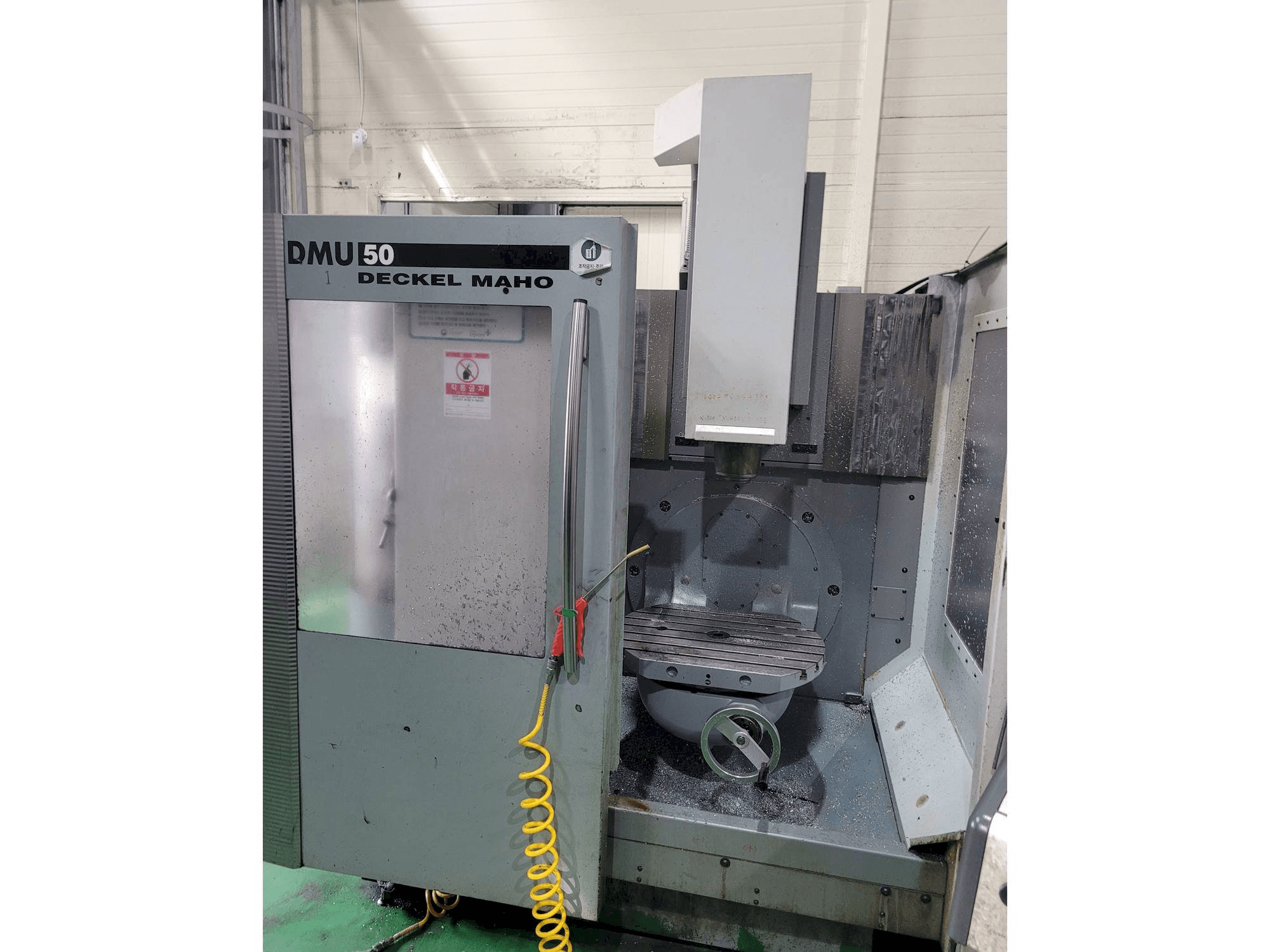 Čelní pohled na DECKEL MAHO DMU 50 stroj