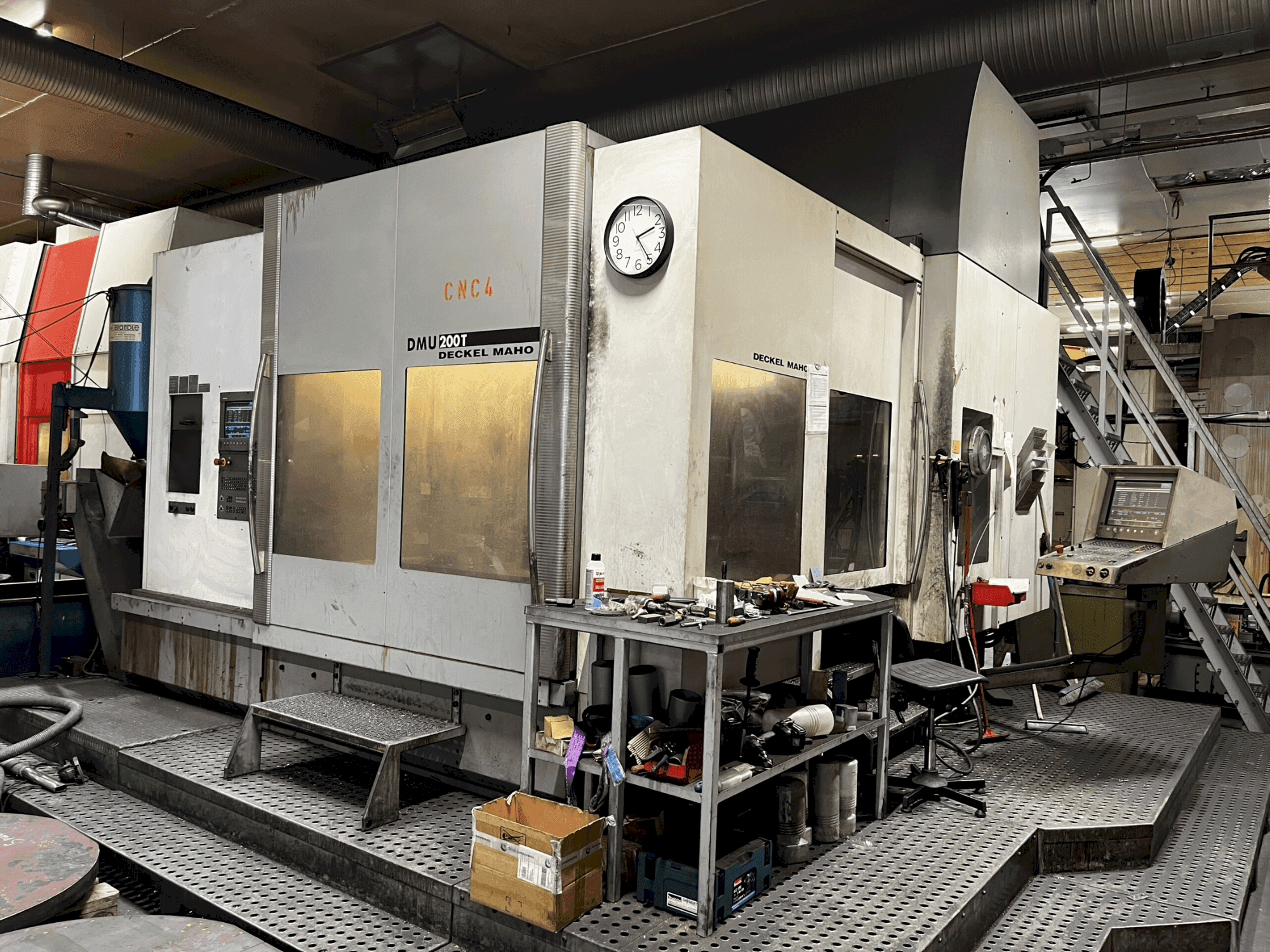 Čelní pohled na DECKEL MAHO DMU 200T stroj