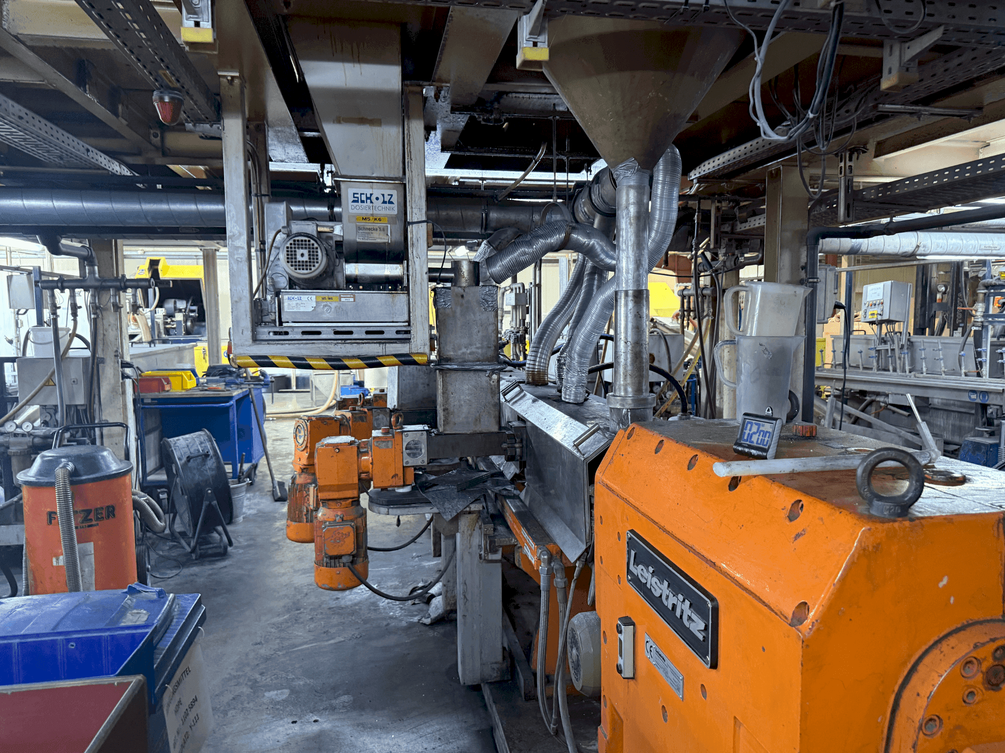 Čelní pohled na Leistriz ZSE 60MAXX-44D stroj