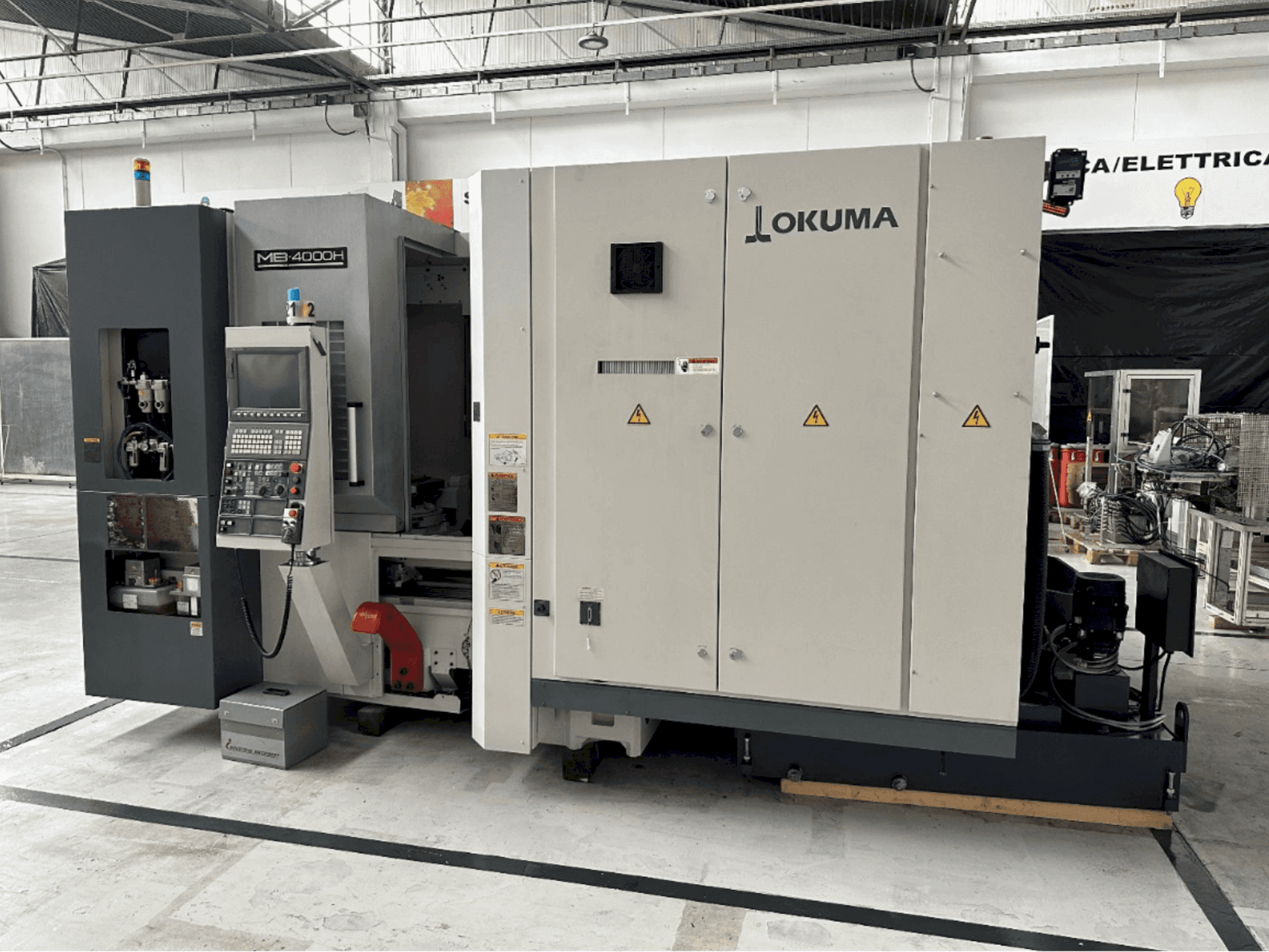 Čelní pohled na Okuma MB 4000 H stroj