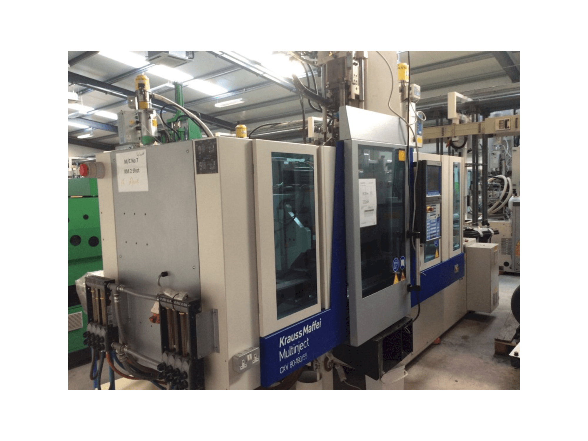 Čelní pohled na Krauss Maffei Multinject 80-180-55 CX V stroj