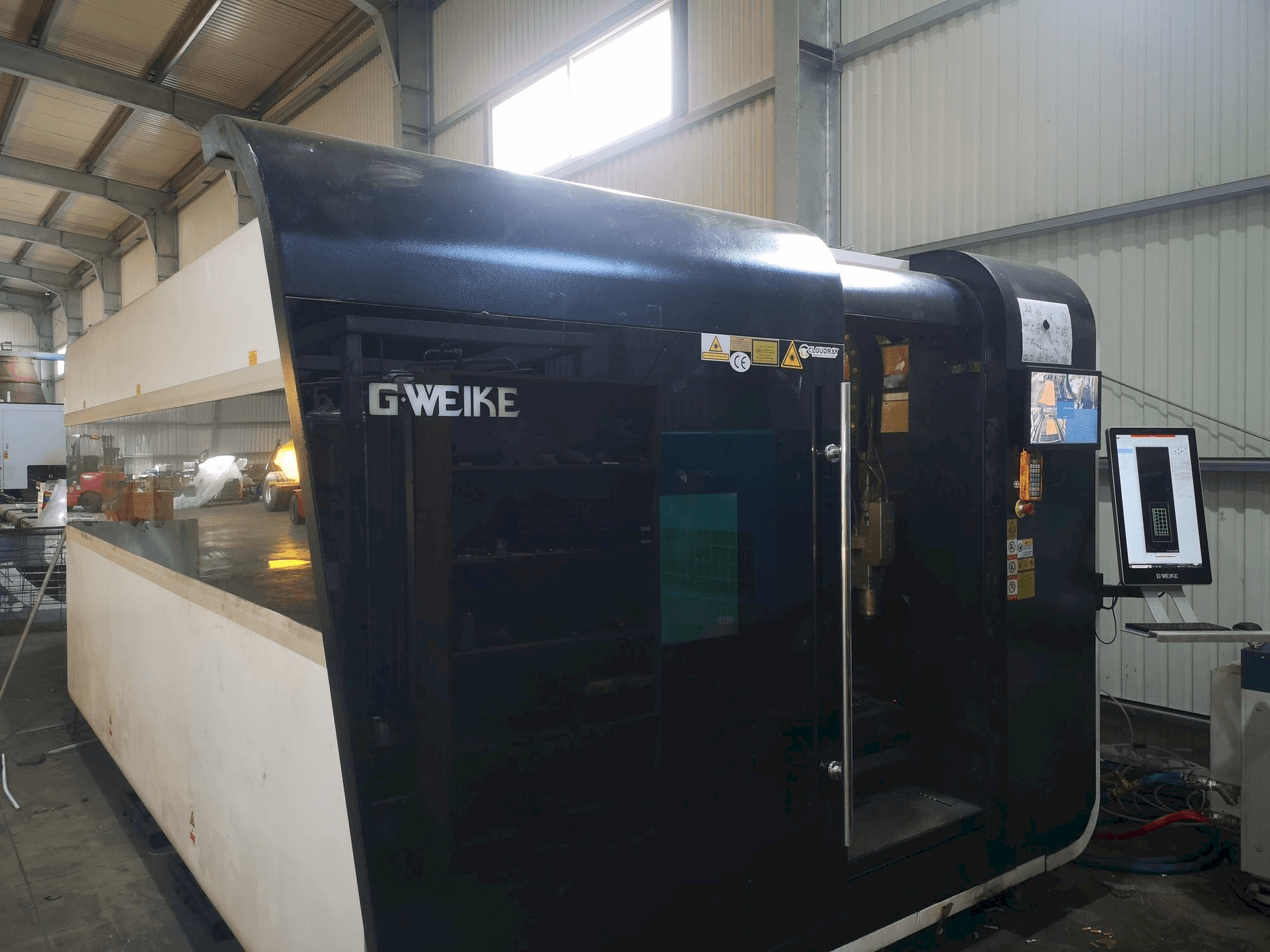 Čelní pohled na GWEIKE LF 3015 GA CNC stroj
