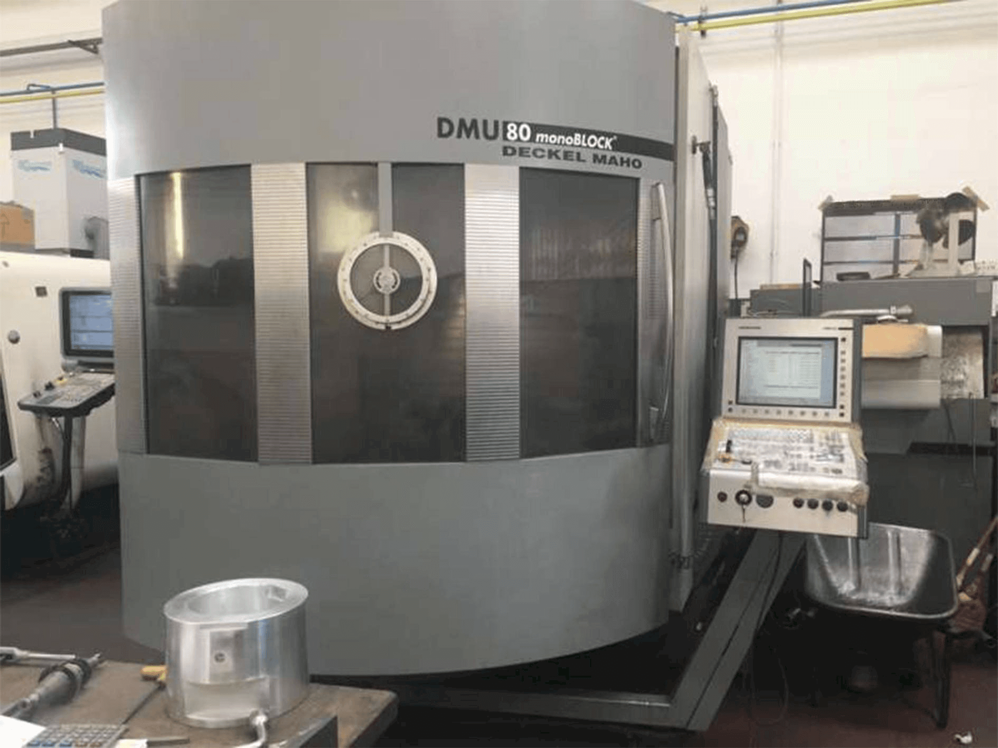 Čelní pohled na DECKEL MAHO DMU 80 monoblock stroj