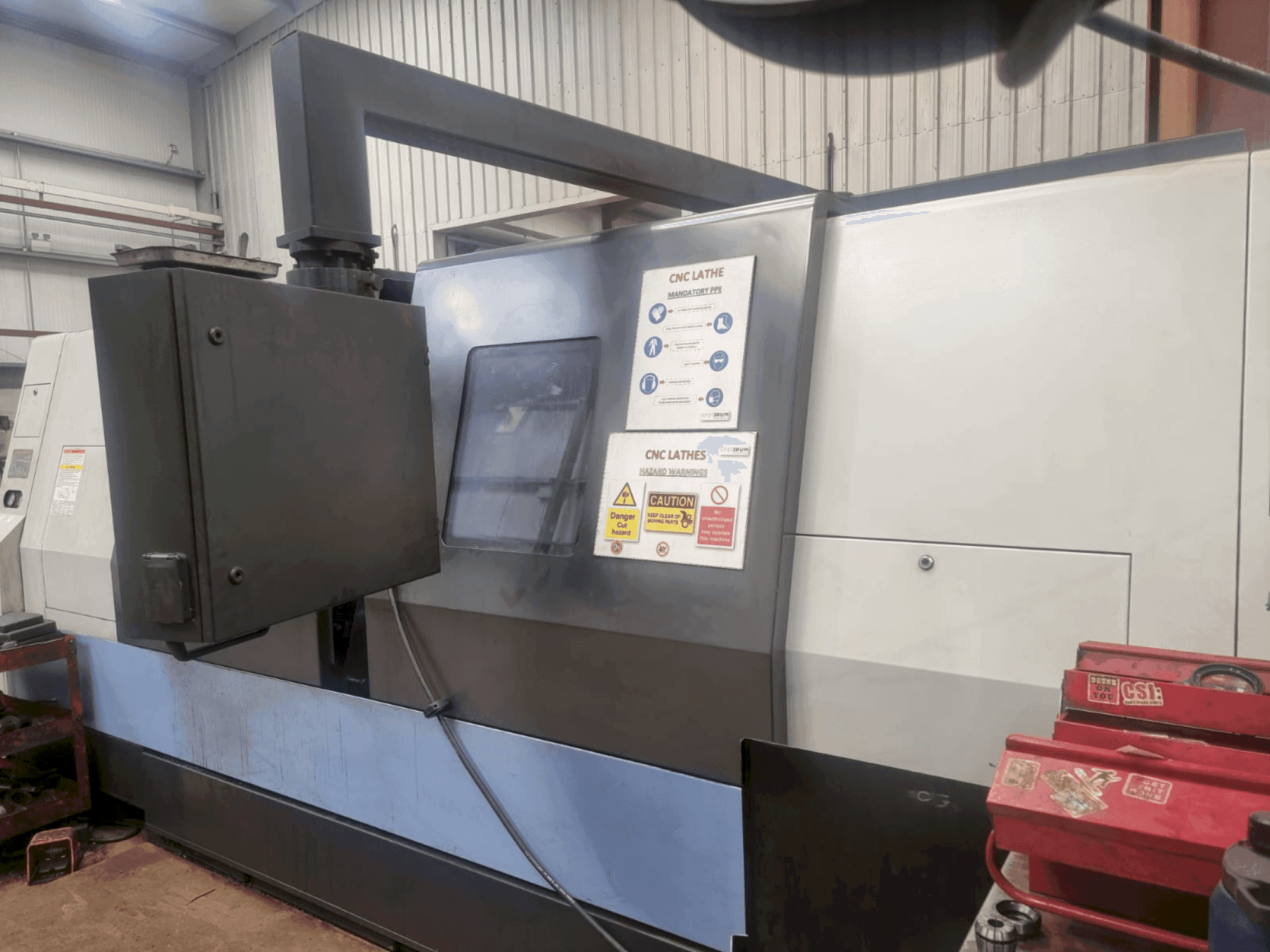Čelní pohled na DOOSAN Puma 400LM stroj