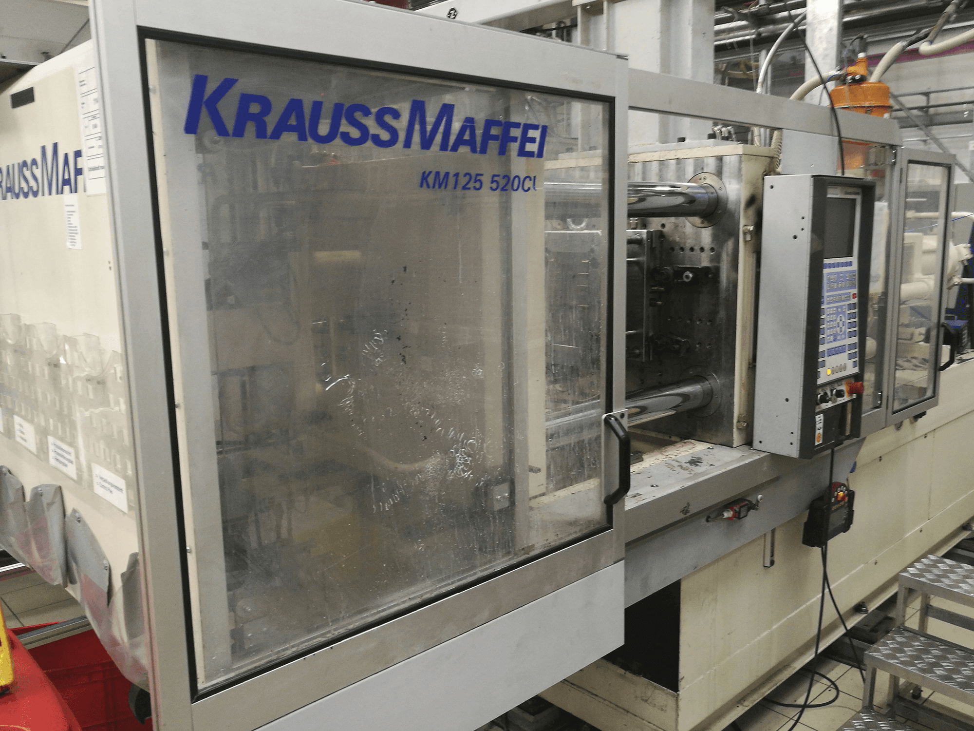 Čelní pohled na Krauss Maffei KM 125-520 C1 stroj
