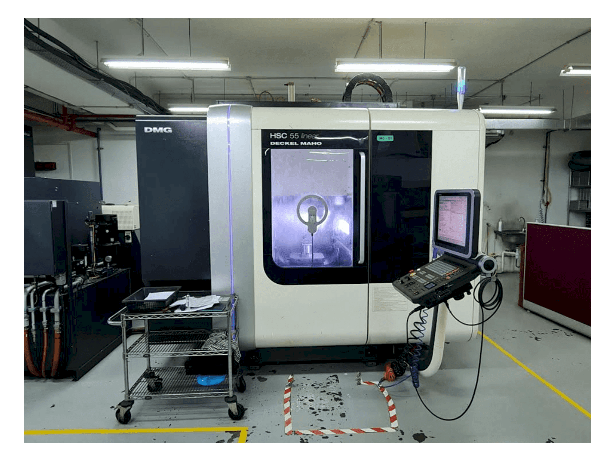 Čelní pohled na DECKEL MAHO HSC 55 linear stroj
