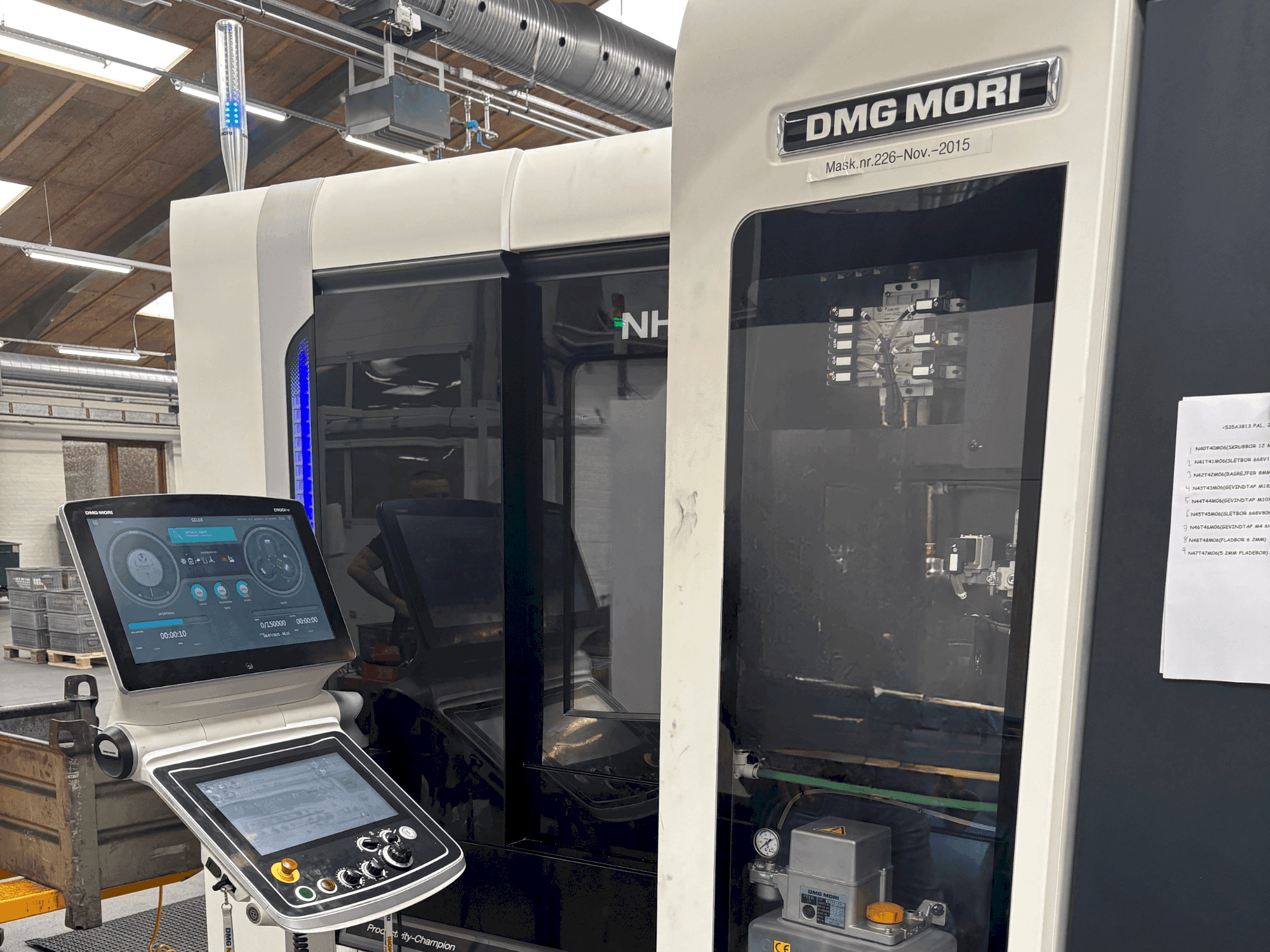 Čelní pohled na DMG MORI NHX 4000 stroj