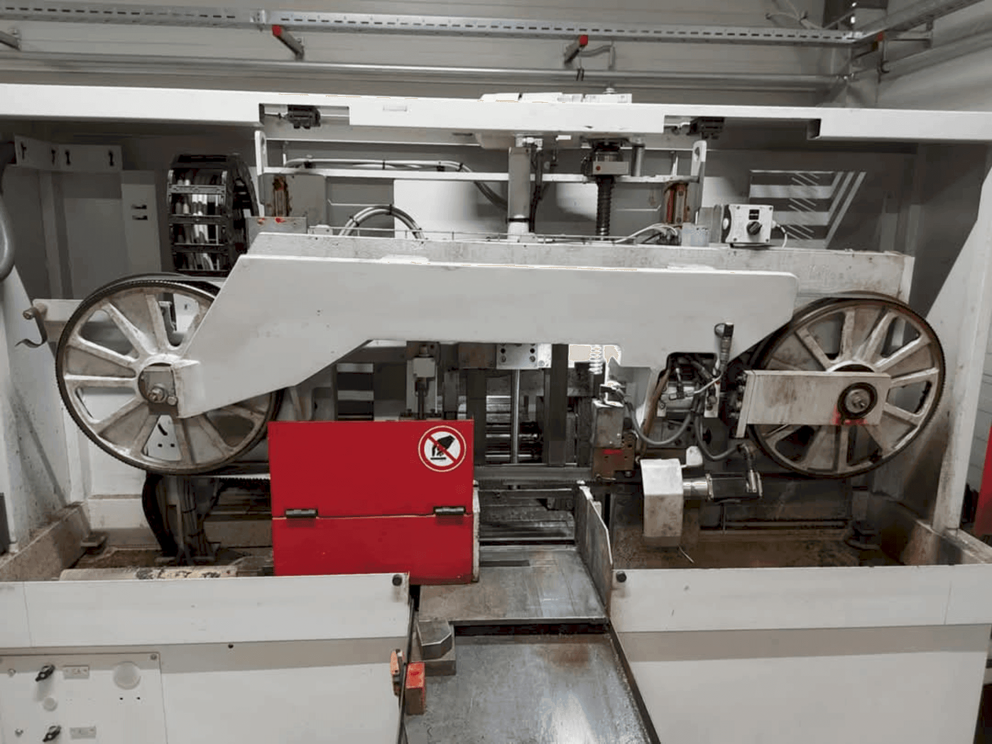 Čelní pohled na Behringer HBE 321-A stroj