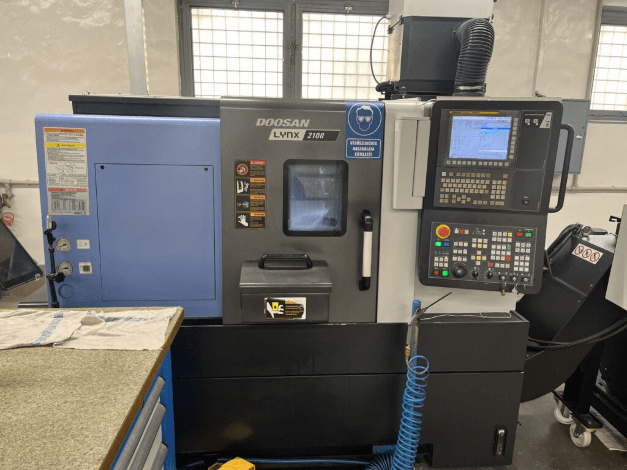 Horizontální soustruh DOOSAN Lynx 2100A, čelní pohled na ovládací panel, rozhraní obsluhy a funkce stroje.