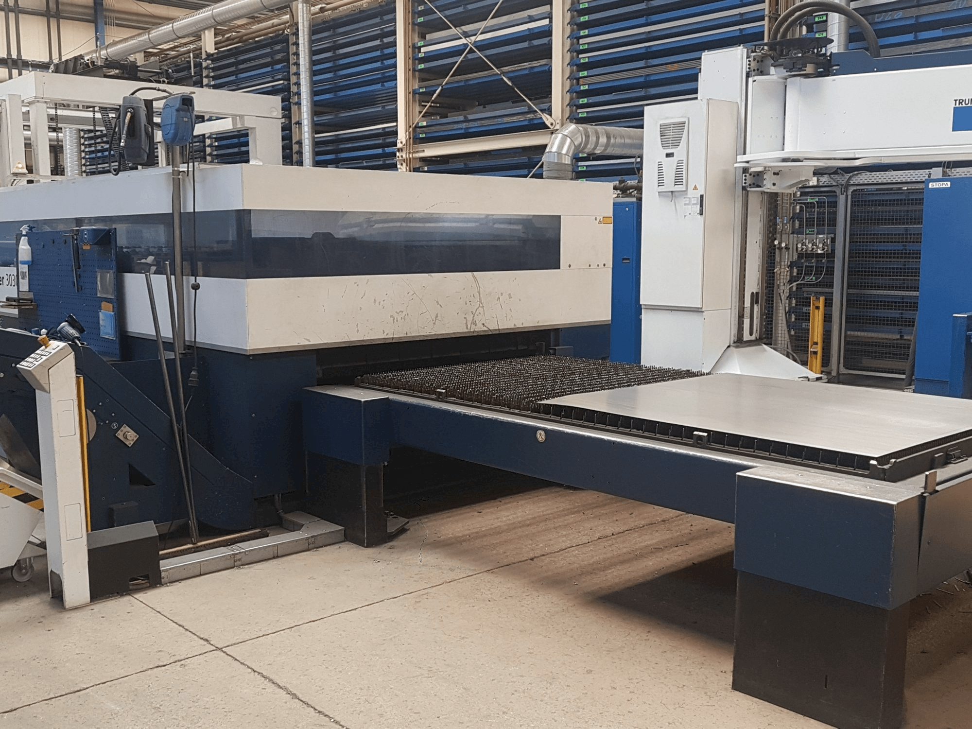 Čelní pohled na Trumpf TruLaser 3030 L20 stroj