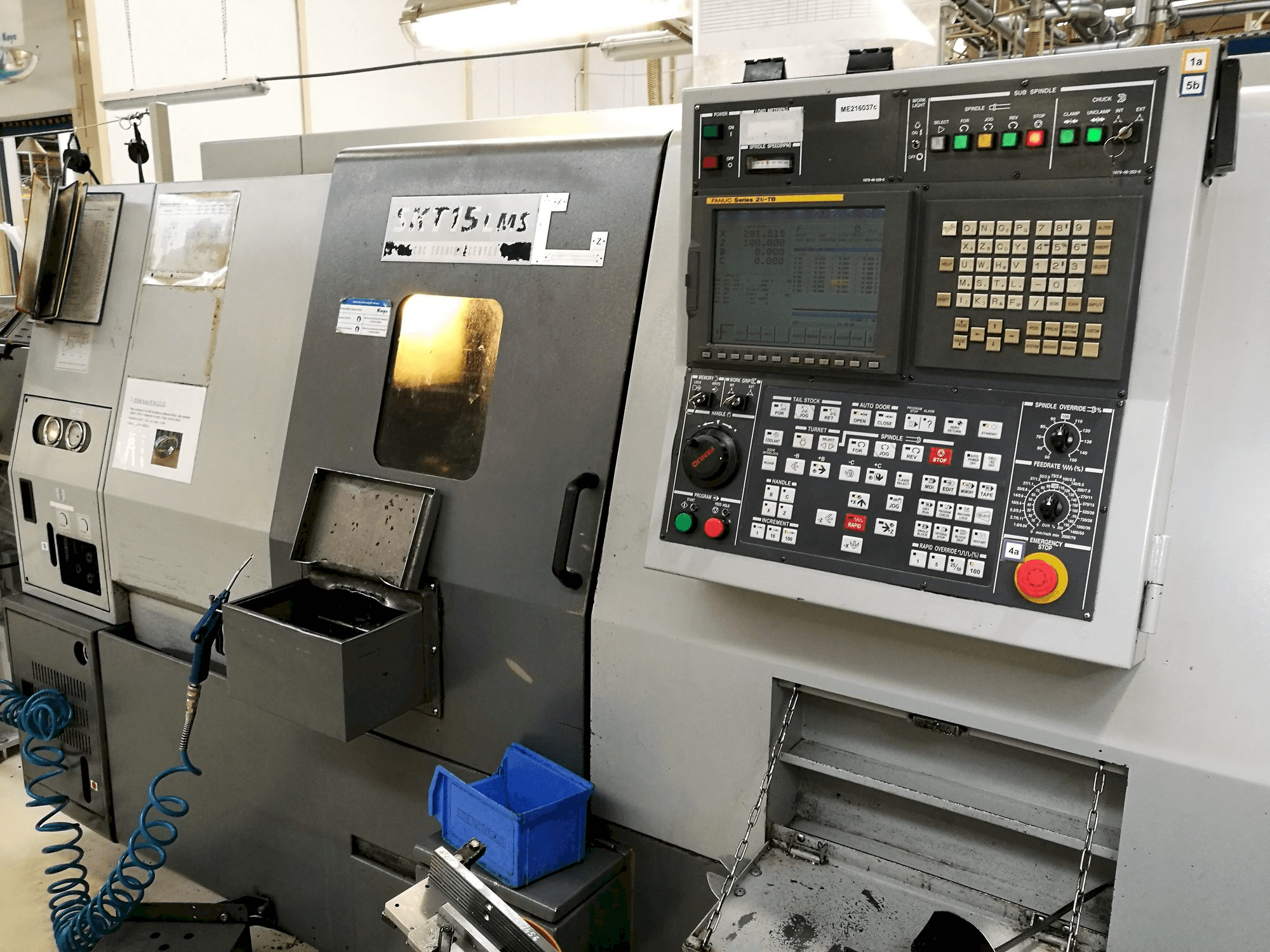 Čelní pohled na Hyundai Kia SKT 15 LMS stroj