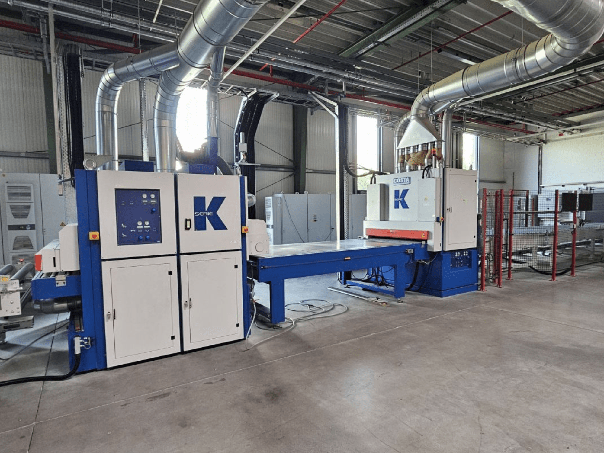 Laminovací lis BURKLE EKMH 1300 v průmyslovém prostředí z čelního pohledu, s ovládacím panelem a velkou lisovací deskou.