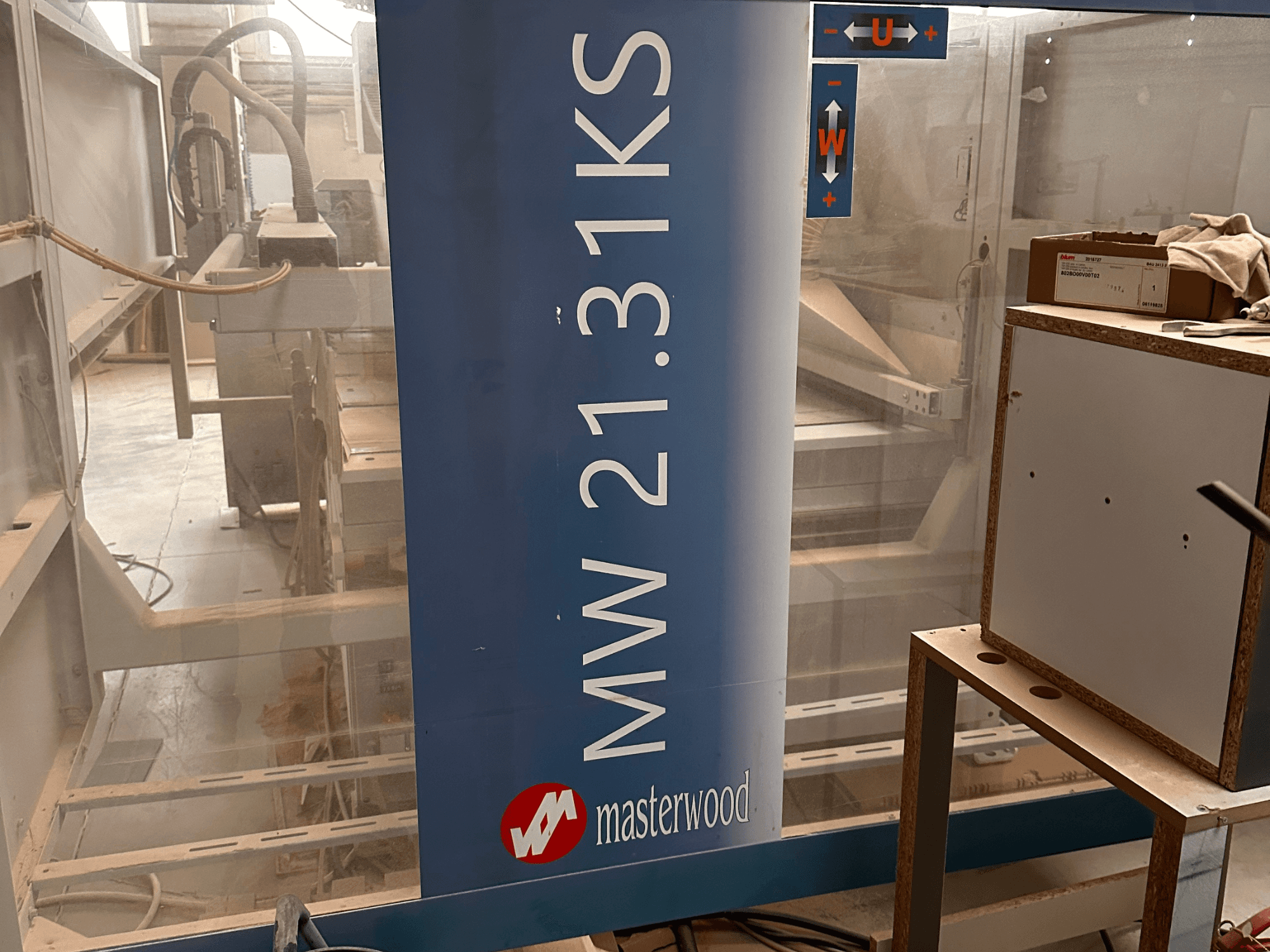 Vyvrtávačka dřeva MASTERWOOD Ks 21.31, pohled zepředu, zobrazující detaily modelu a okolní pracovní prostor.