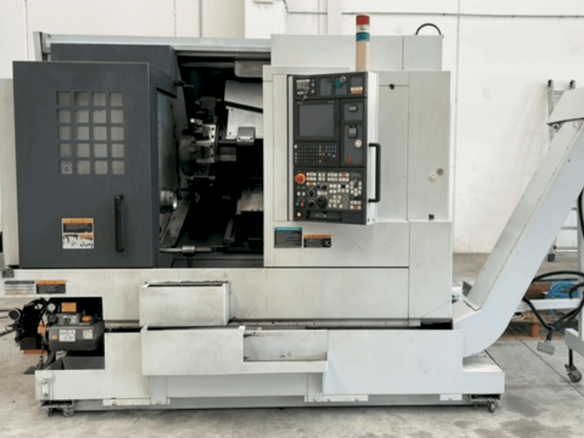 Čelní pohled na MORI SEIKI NL 2000Y/500 stroj