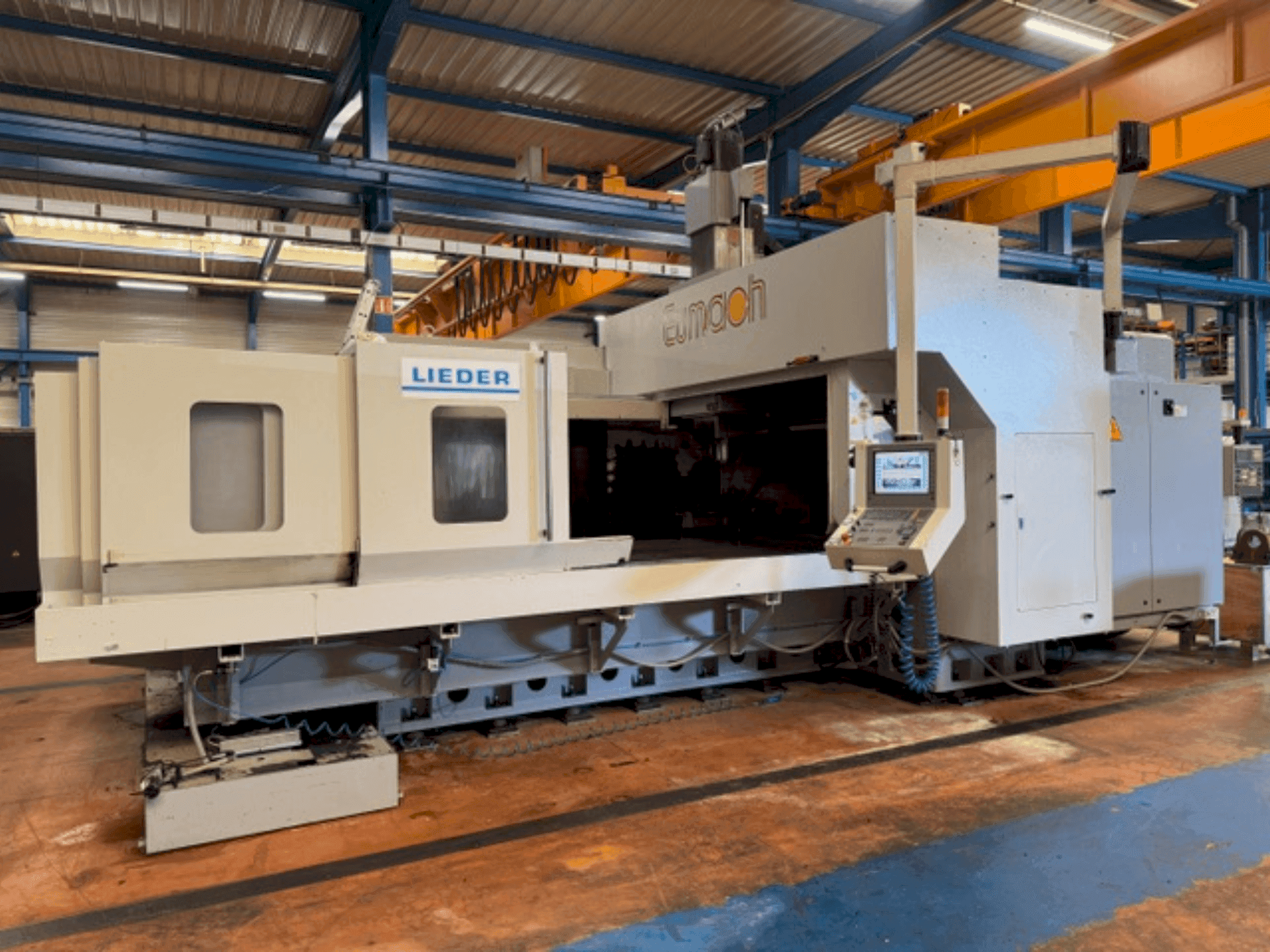 Čelní pohled na Eumach DVM-3021 stroj