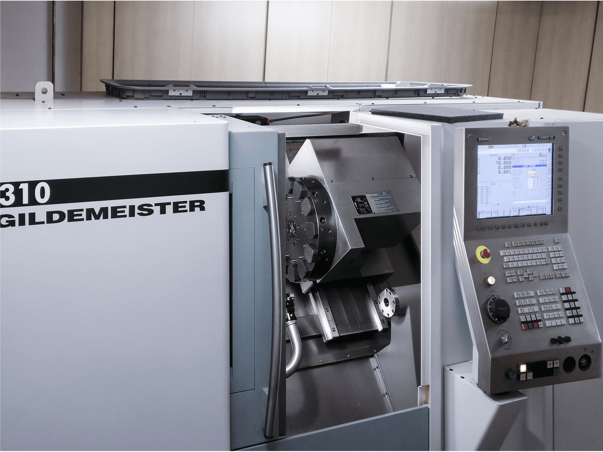 Čelní pohled na Gildemeister CTX 310 stroj