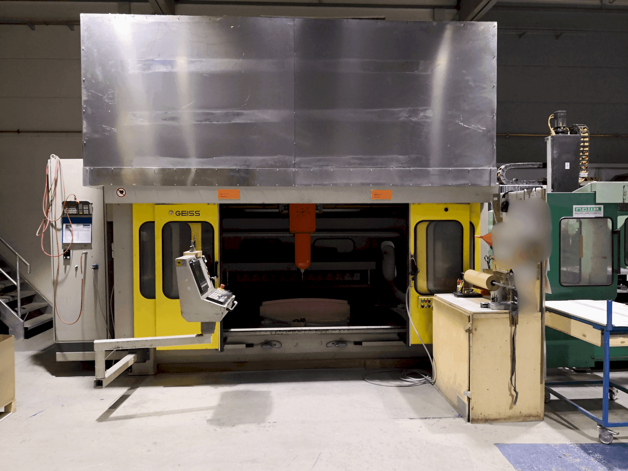 Čelní pohled na GEISS FZ 2000 x 1000 stroj