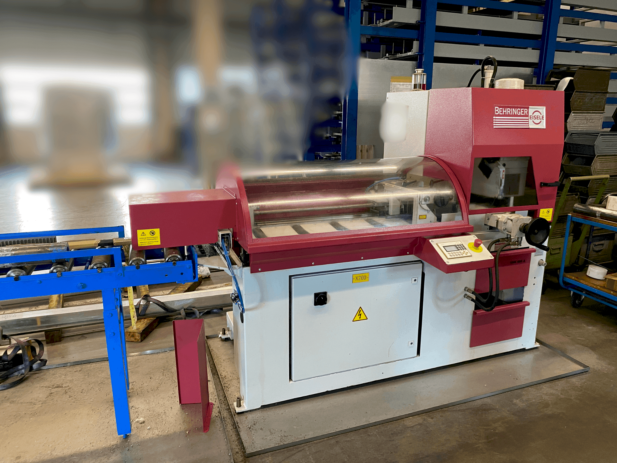 Čelní pohled na Behringer VMS 400-A stroj