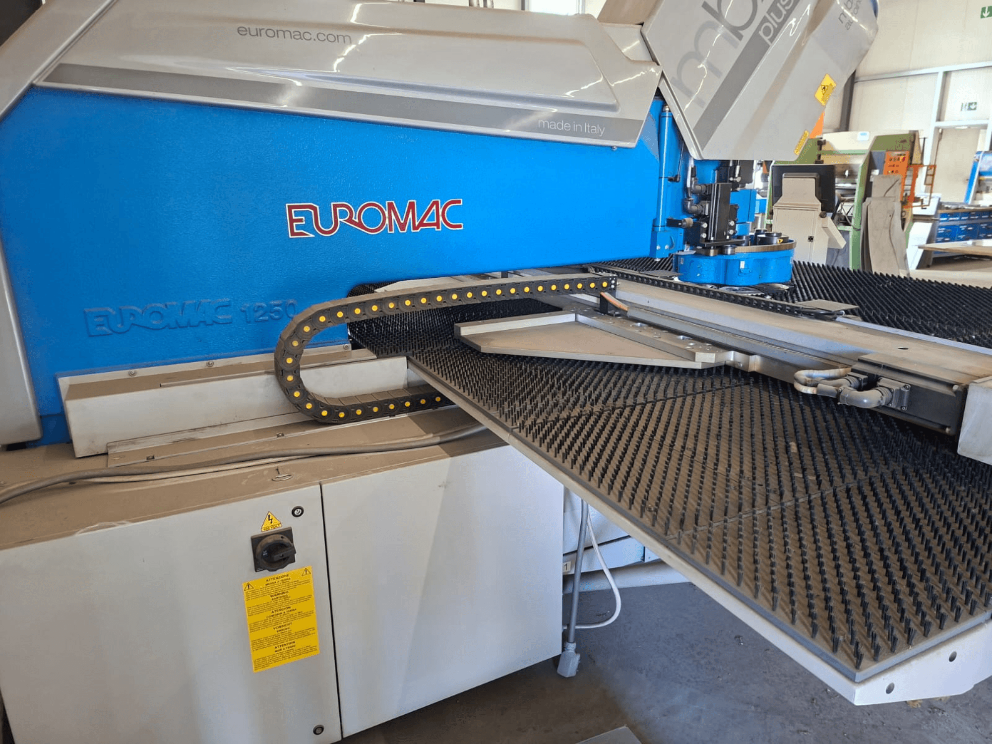 CNC děrovací stroj Euromac MBX 6 Plus 1250/30-2250, čelní pohled na ovládací panel a černý gumový povrch.
