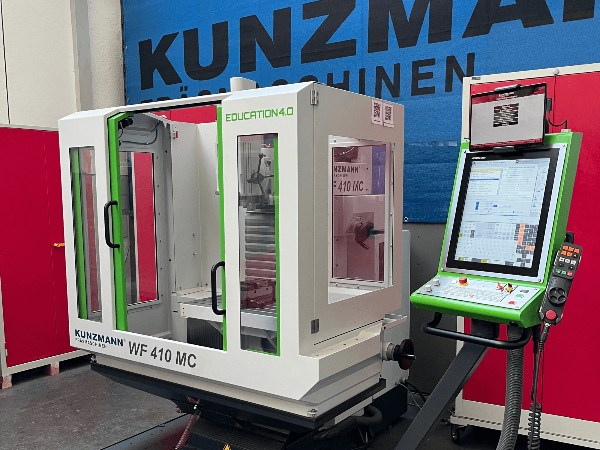 Univerzální obráběcí centrum KUNZMANN WF 410 MC v čelním pohledu, s zelenými akcenty, průhlednými dvířky a ovládacím panelem.