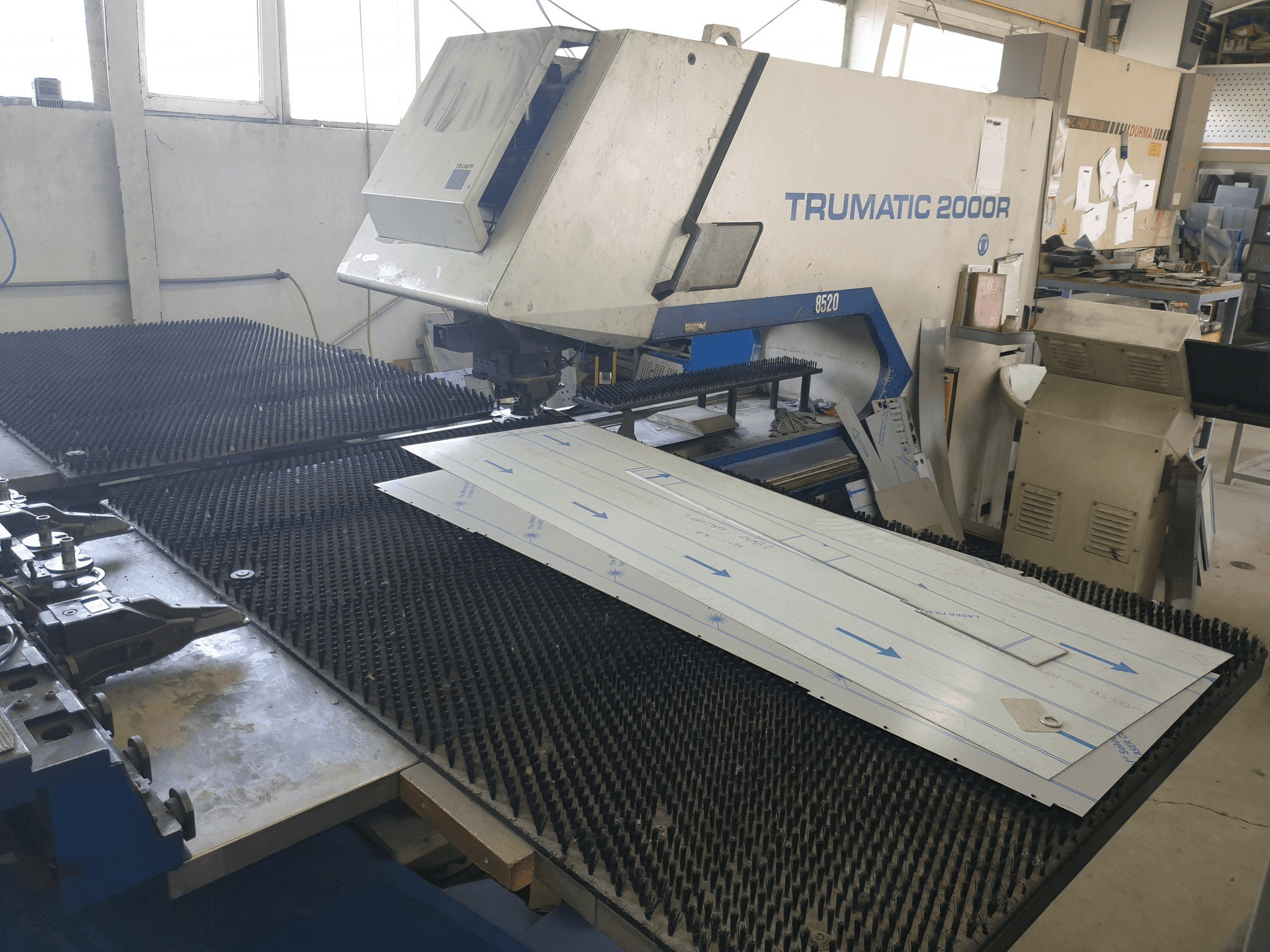 Čelní pohled na Trumpf Trumatic 2000R stroj