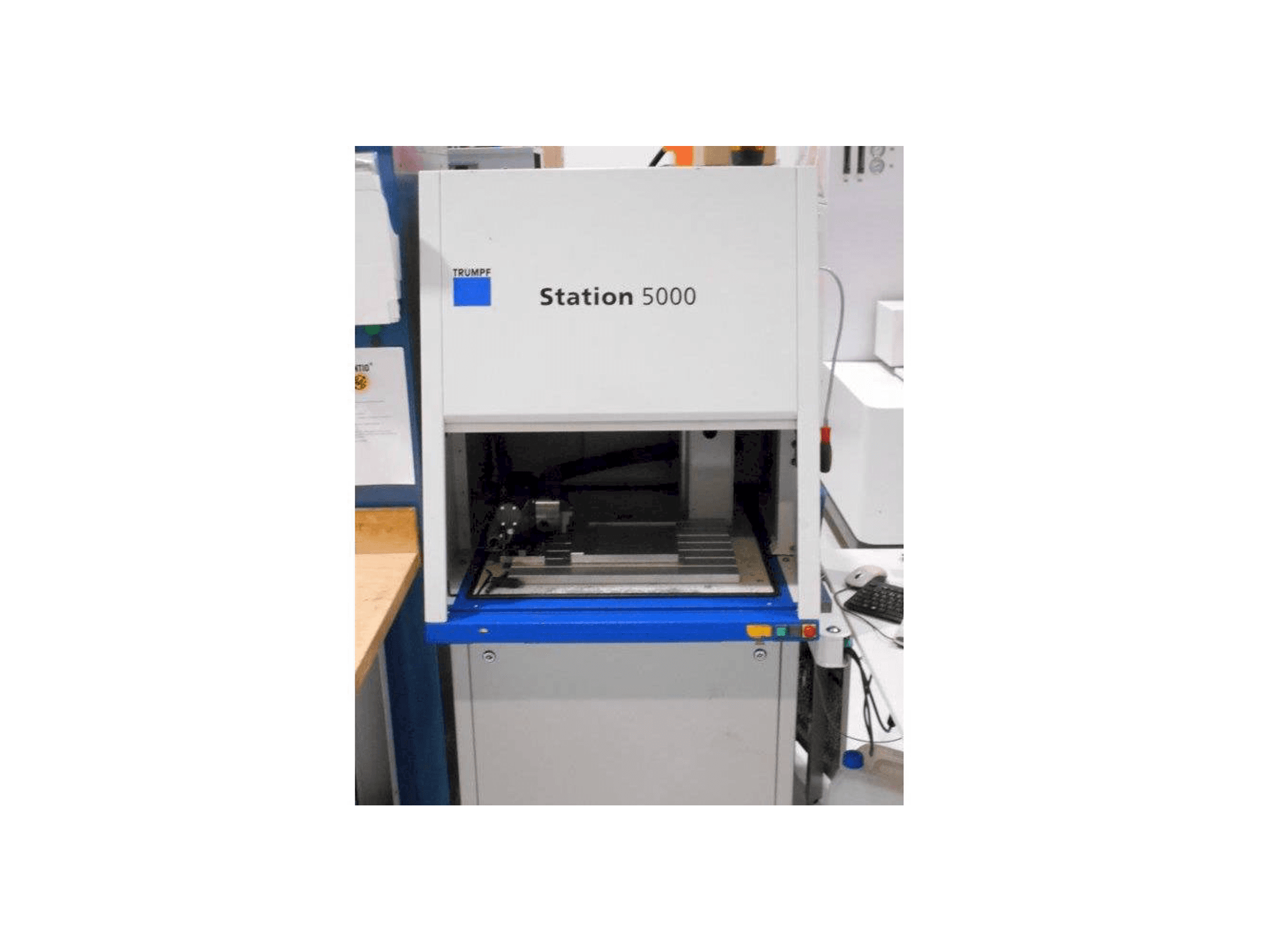 Čelní pohled na Trumpf TruMark 5000 stroj