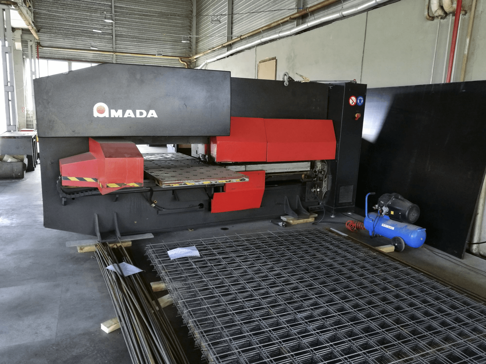 Čelní pohled 1 na AMADA EUROPE 245 stroj