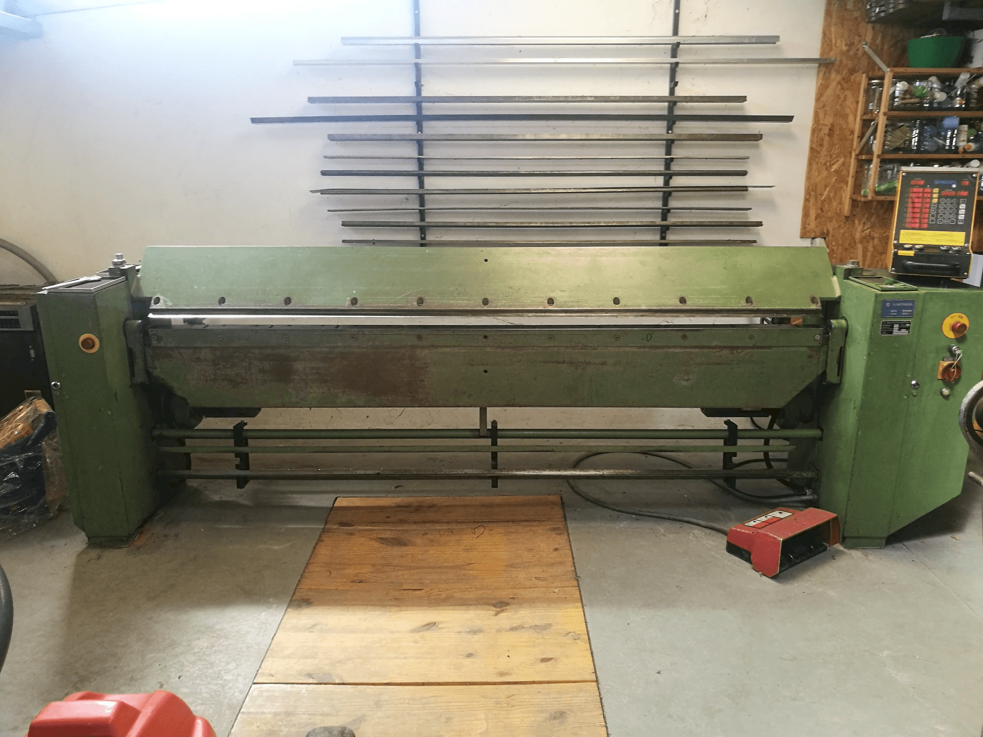 Levý boční pohled na Schechtl MA 250/8 stroj