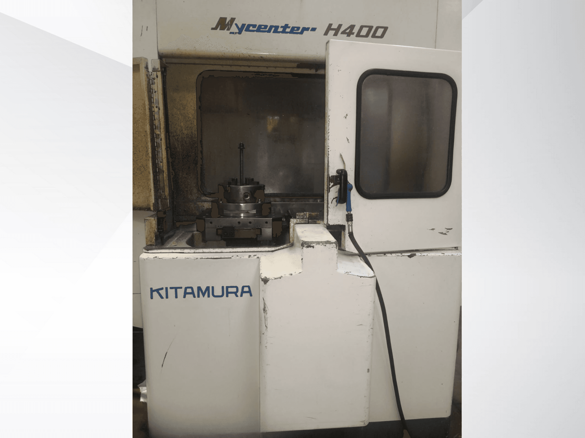 CNC stroj Kitamura Mycenter H400, pohled zepředu, s viditelným pracovním prostorem a ovládacím panelem, se známkami používání.