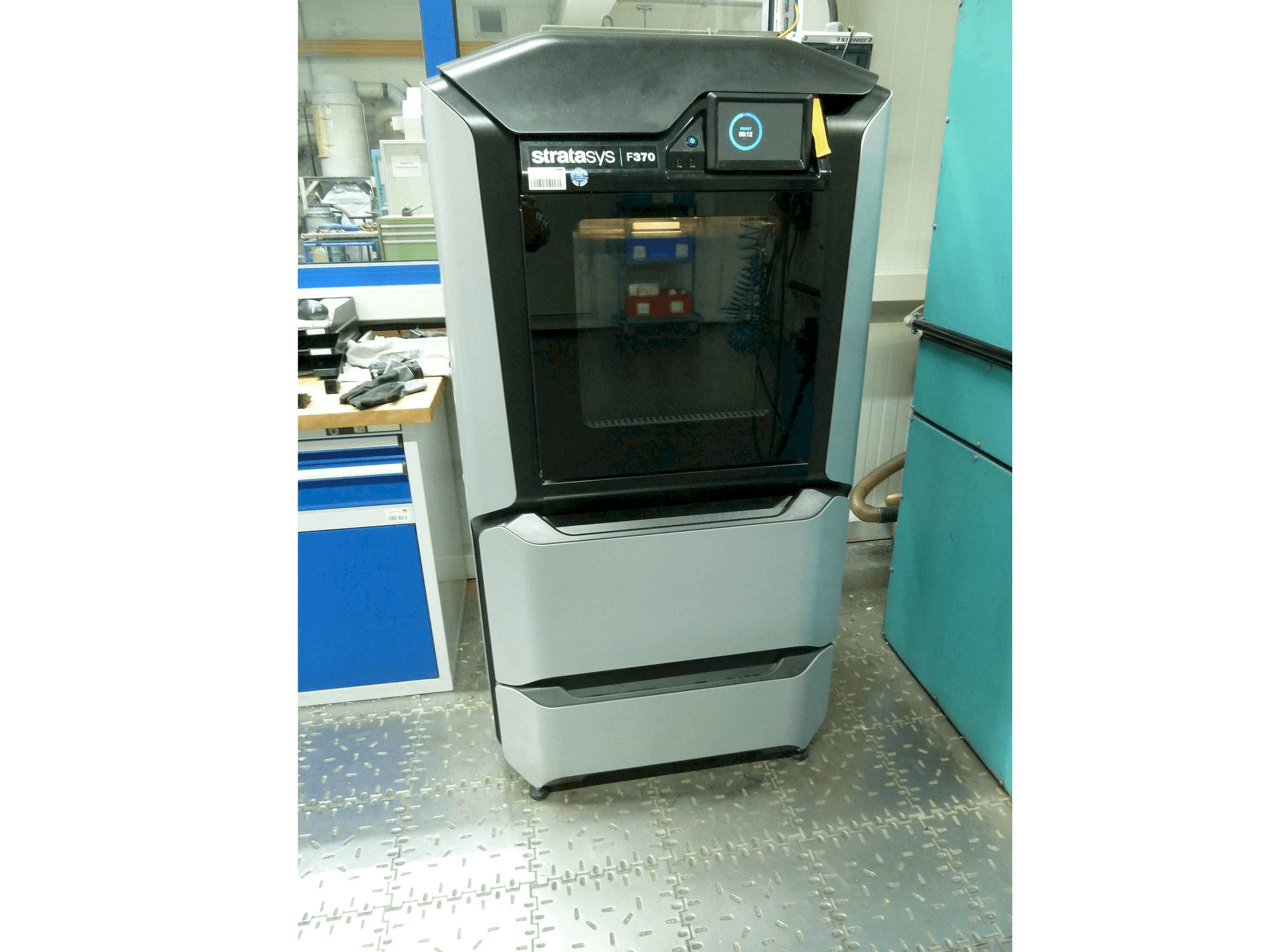 Čelní pohled na Stratasys F370 stroj